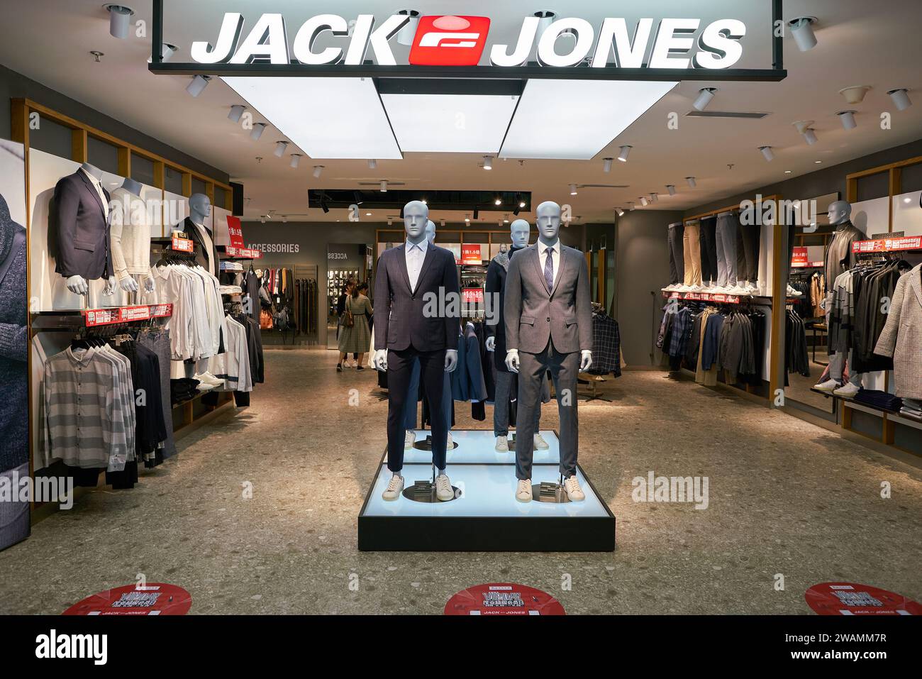 SHENZHEN, CHINA – 21. NOVEMBER 2019: Bekleidungsstücke im Jack and Jones Store in der Maoye Mall in Shenzhen. Stockfoto