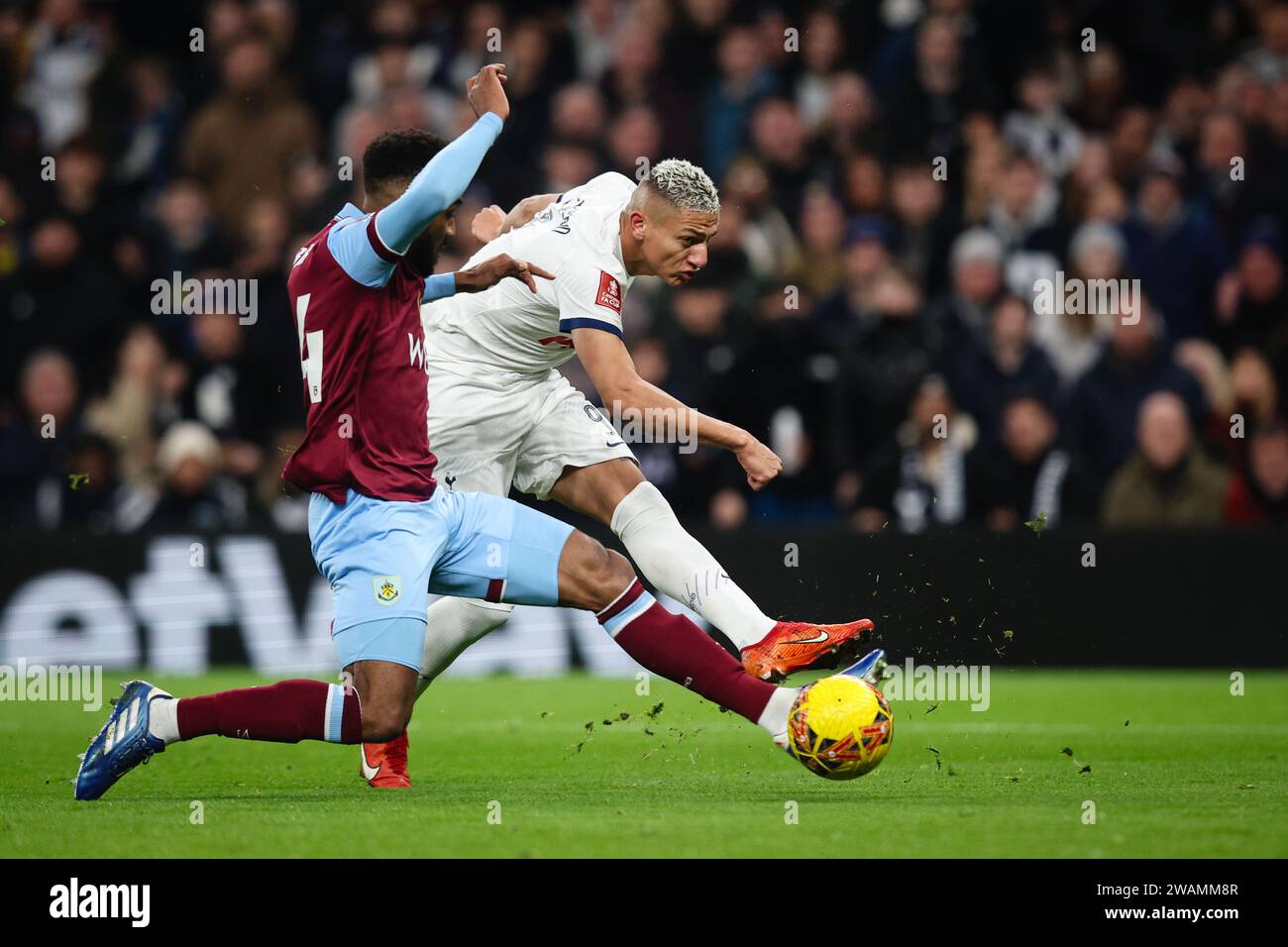 LONDON, UK - 5. Januar 2024: Richarlison of Tottenham Hotspur schießt während der dritten Runde des FA Cup zwischen Tottenham Hotspur und Burnley FC im Tottenham Hotspur Stadium (Credit: Craig Mercer/ Alamy Live News) Stockfoto