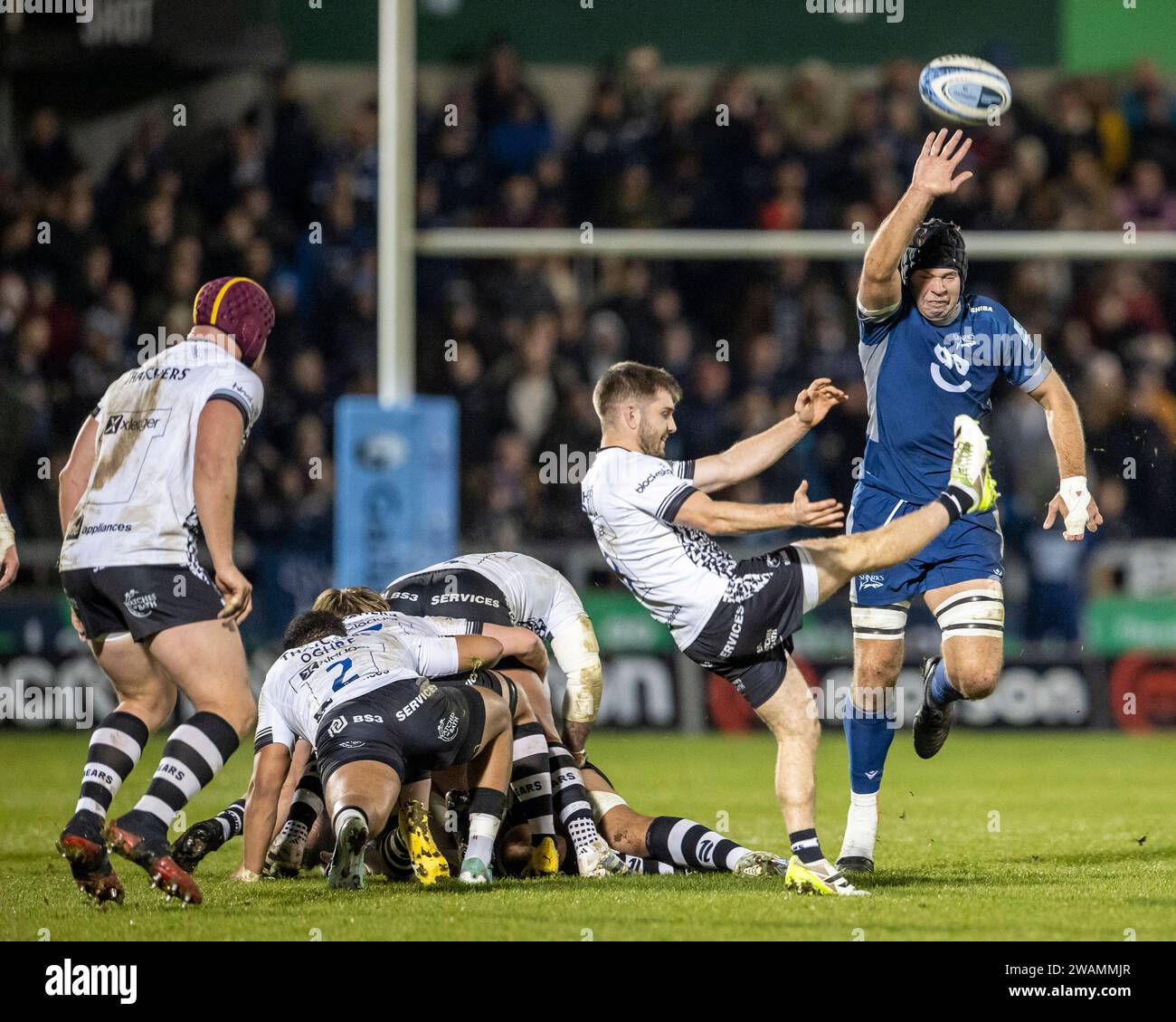 5. Januar 2024; Salford Community Stadium, Salford, Lancashire, England; Gallagher Premiership Rugby, Sale Sharks versus Bristol Bears; Josh Beaumont von Sale Sharks blockiert den Kick von Harry Randall von Bristol Bears Stockfoto