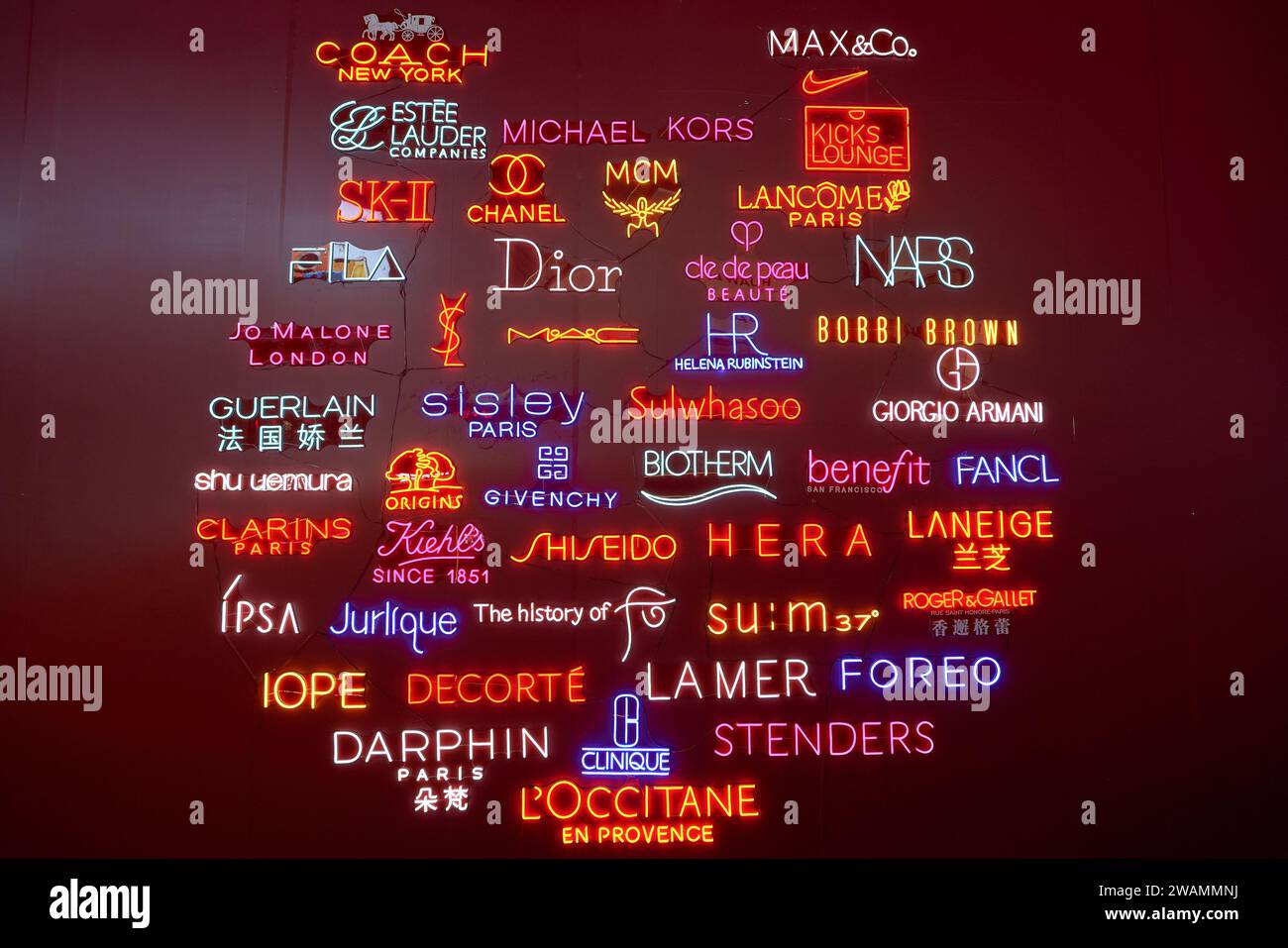 SHENZHEN, CHINA - 21. NOVEMBER 2019: Markenzeichen an einer Wand der Maoye Mall in der Nacht. Stockfoto