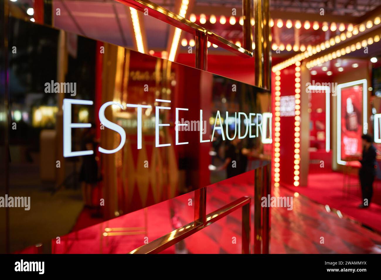 SHENZHEN, CHINA - 21. NOVEMBER 2019: Nahaufnahme des Schildes von Estee Lauder im Pop-up-Laden in Shenzhen. Stockfoto