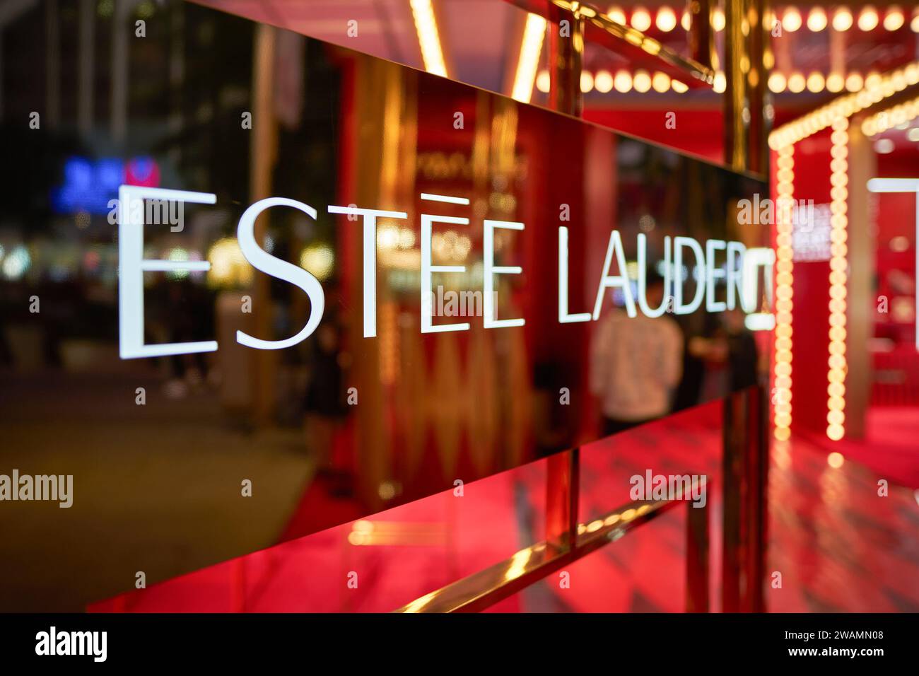 SHENZHEN, CHINA - 21. NOVEMBER 2019: Nahaufnahme des Schildes von Estee Lauder im Pop-up-Laden in Shenzhen. Stockfoto