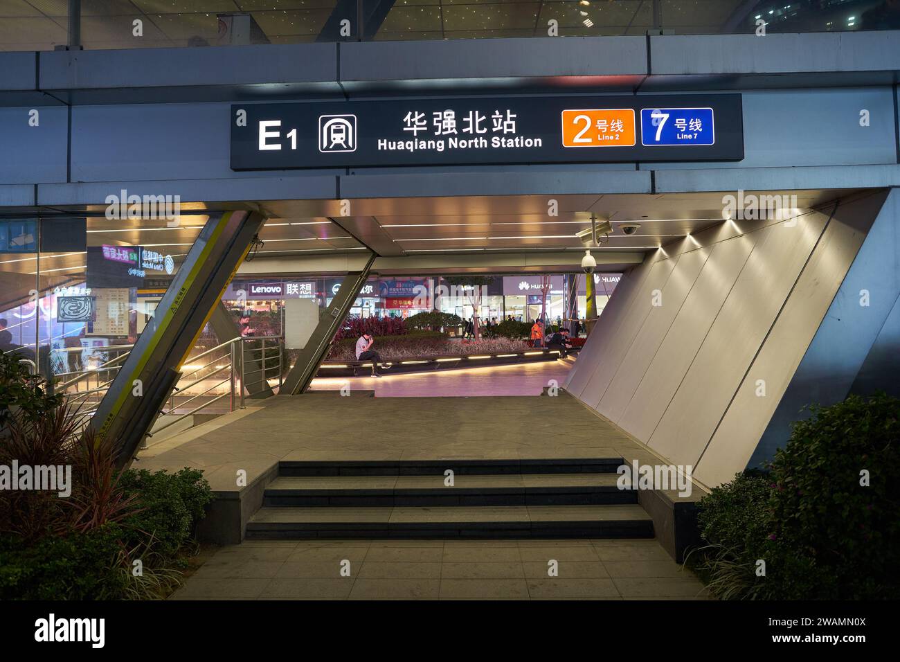 SHENZHEN, CHINA - 21. NOVEMBER 2019: Eingang zum Huaqiang Nordbahnhof bei Nacht. Stockfoto