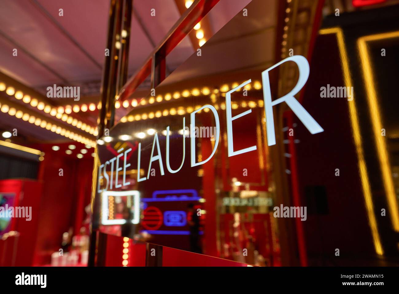 SHENZHEN, CHINA - 21. NOVEMBER 2019: Nahaufnahme des Schildes von Estee Lauder im Pop-up-Laden in Shenzhen. Stockfoto