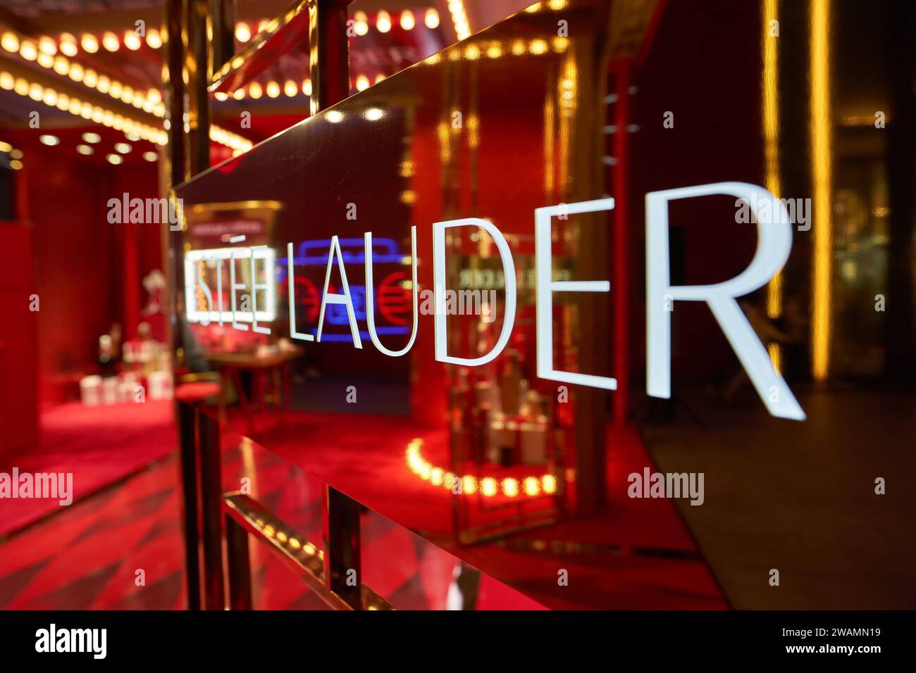 SHENZHEN, CHINA - 21. NOVEMBER 2019: Nahaufnahme des Schildes von Estee Lauder im Pop-up-Laden in Shenzhen. Stockfoto