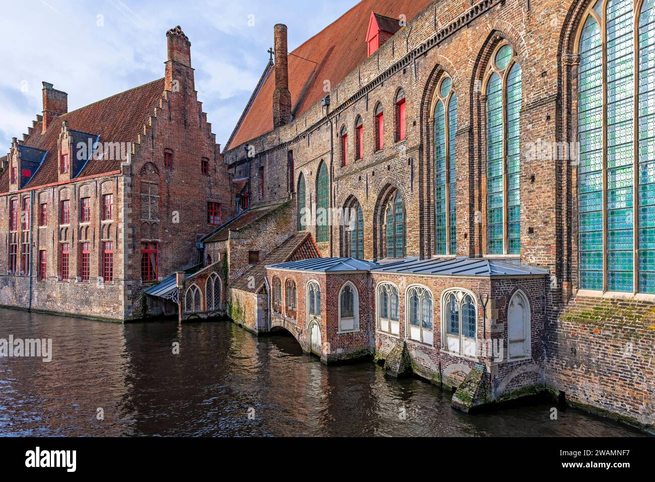 Traditionelle mittelalterliche Kanalarchitektur mit Backsteinmauern, Brügge, Flandern, Belgien. Stockfoto