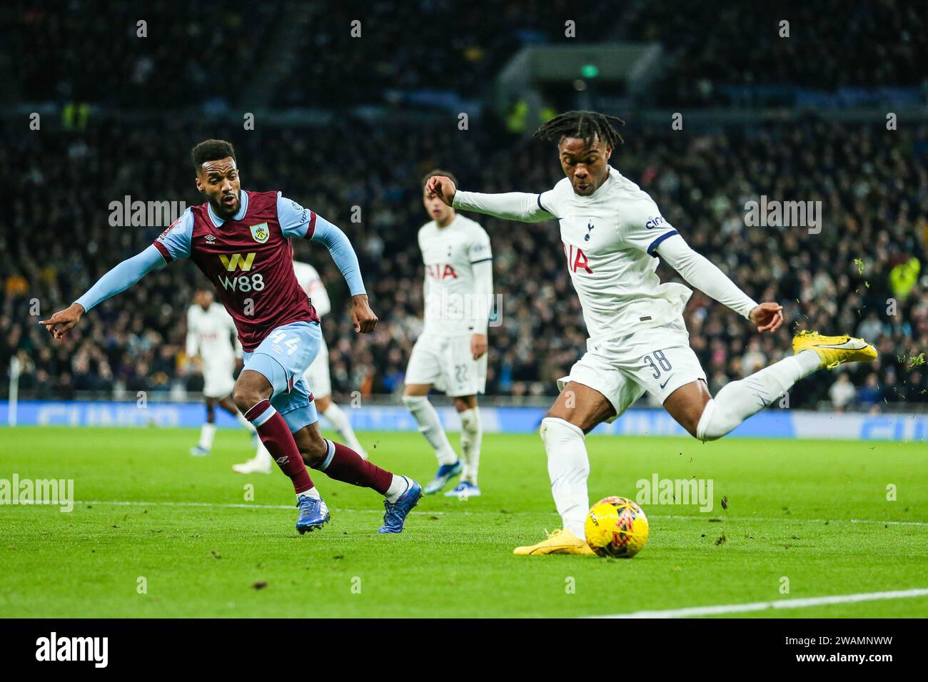 Tottenham Hotspur’s Destiny Udogie reist am 5. Januar 2024 während des Tottenham Hotspur FC gegen Burnley FC Emirates FA Cup in der 3. Runde im Tottenham Hotspur Stadium, London, England, Großbritannien. Credit: Every Second Media/Alamy Live News Stockfoto