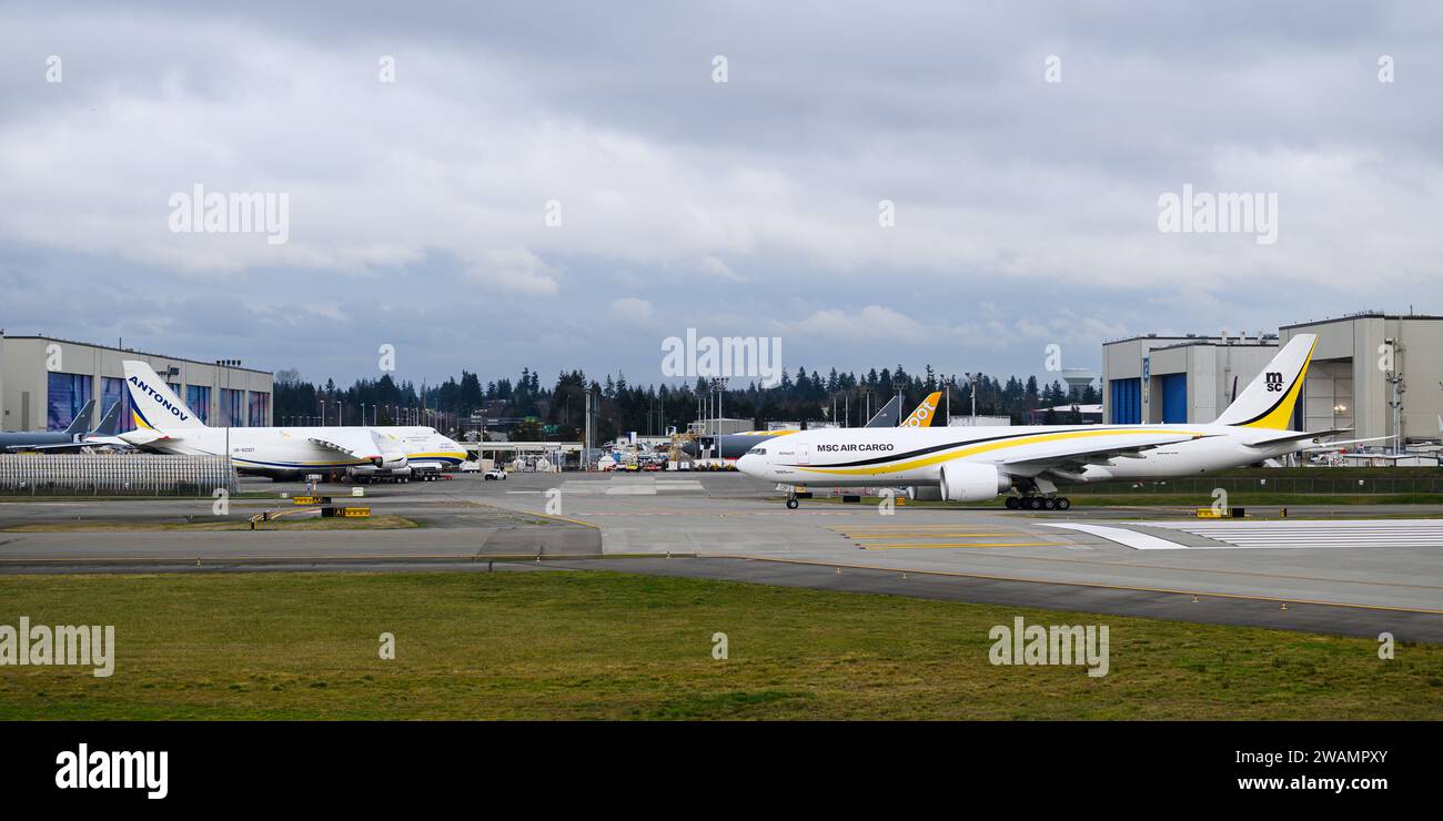 Everett, WA, USA – 3. Januar 2024; Frachtflugzeuge Boeing 777F und Antonov 124-100M außerhalb der Boeing-Fabrik Stockfoto