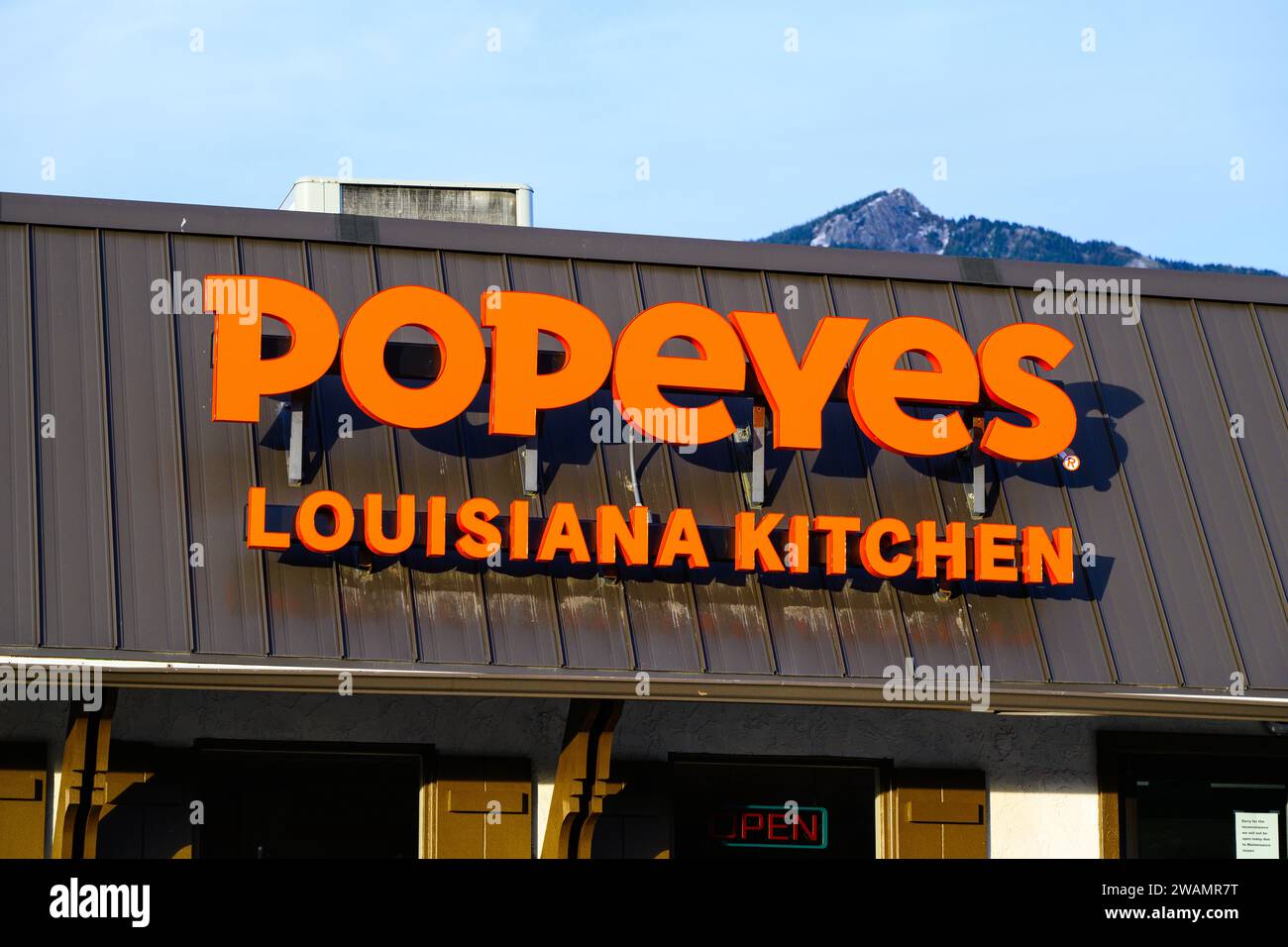 North Bend, WA, USA - 1. Januar 2024; Popeyes Louisiana Kitchen Schild tagsüber auf dem Dach des Restaurants Stockfoto