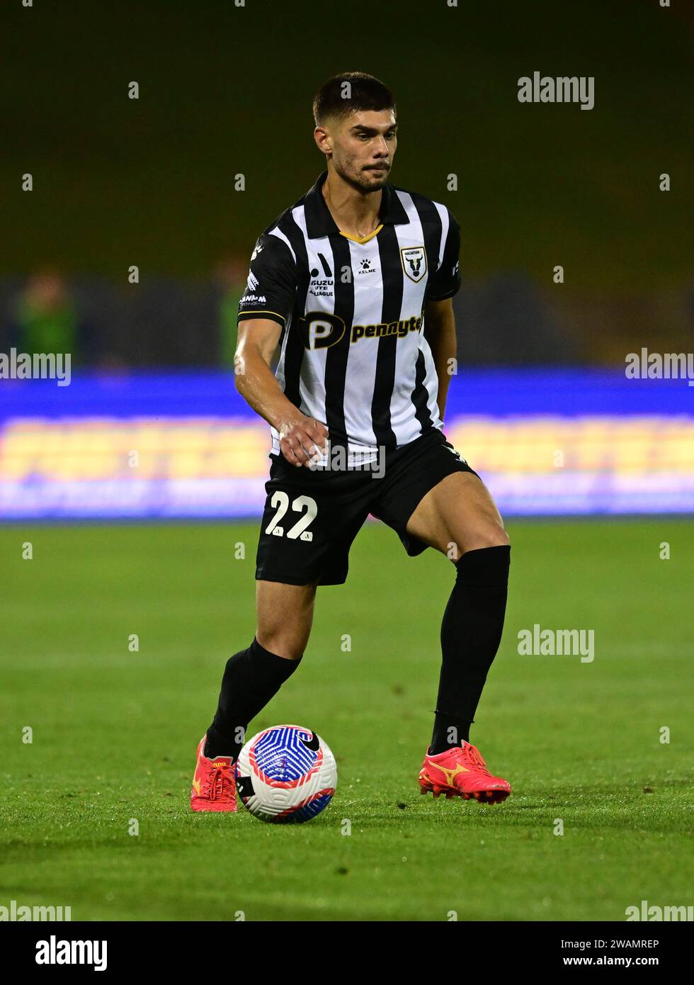 Leumeah, Australien. Januar 2024. Yianni Nicolaou von der Mannschaft Macarthur FC wird während des Spiels der A-League 2023/24 in der 11. Runde der Männer zwischen Macarthur FC und Newcastle Jets im Campbelltown Stadium in Aktion gesehen. Endpunktzahl: Newcastle Jets 1:1 Macarthur FC. (Foto: Luis Veniegra/SOPA Images/SIPA USA) Credit: SIPA USA/Alamy Live News Stockfoto