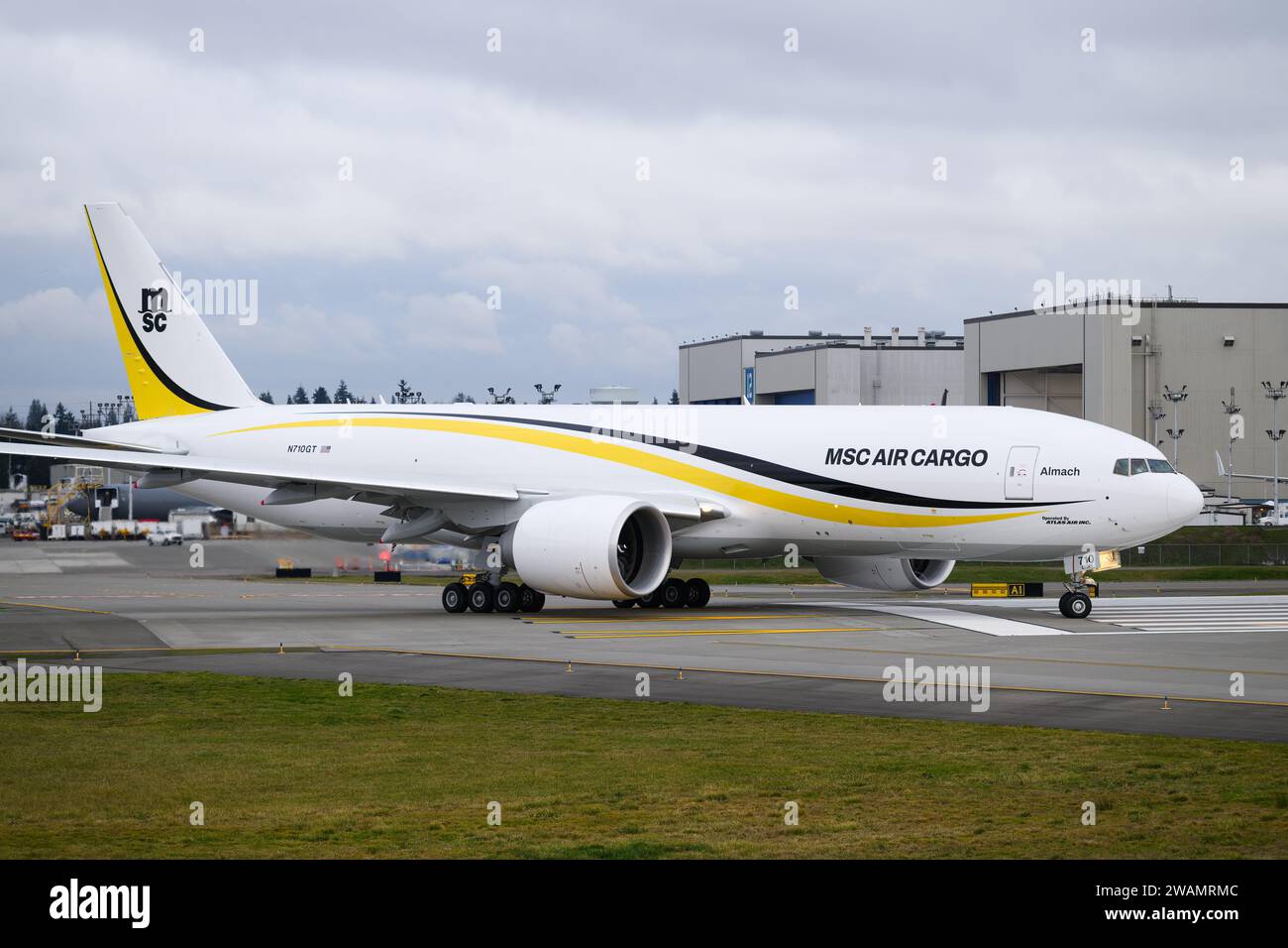 Everett, WA, USA – 3. Januar 2024; MSC Air Cargo 777F Frachtflugzeug, das von der Produktionsstätte Boeing abfliegt Stockfoto