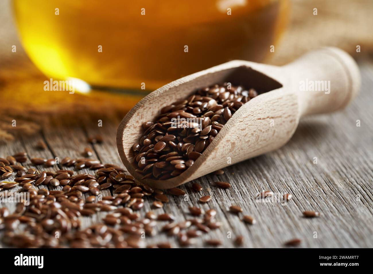 Leinsamen auf einem Löffel mit Leinsamenöl in einer Flasche Stockfoto