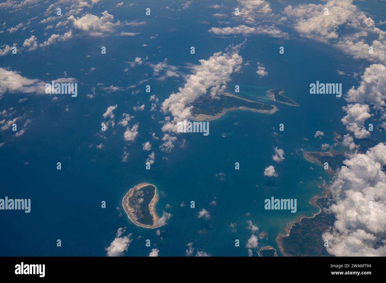 13.07.2023, Singapur, Republik Singapur, Asien - Blick auf Inseln vor der Küste Thailands in der Andamanensee bei einem Flug über den Wolken in Richtung F Stockfoto