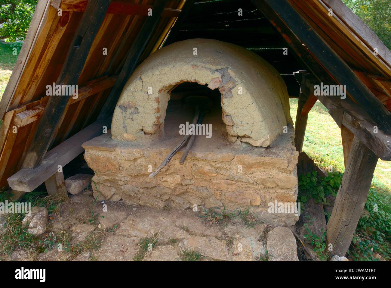 Traditioneller Brotbackofen im alten Dorf des Freilichtmuseums, Sirogojno, Serbien Stockfoto