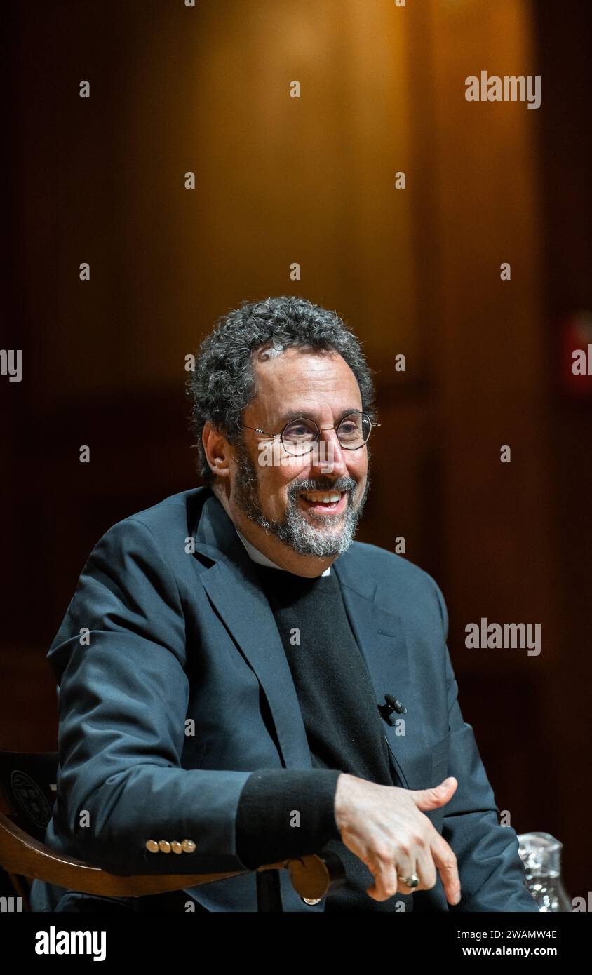 Tony Kushner im Gespräch mit Harvard-Professor Stephen J. Greenblatt am Saunders Theater der Harvard University. Stockfoto