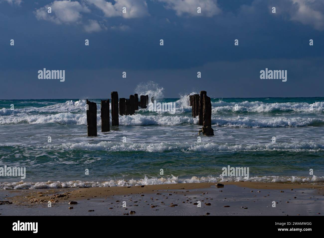 Surfen und Baden an der Mittelmeerküste Stockfoto