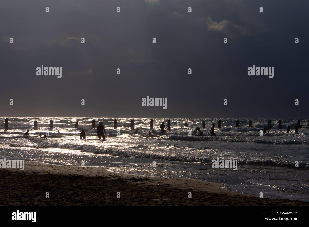 Surfen und Baden an der Mittelmeerküste Stockfoto