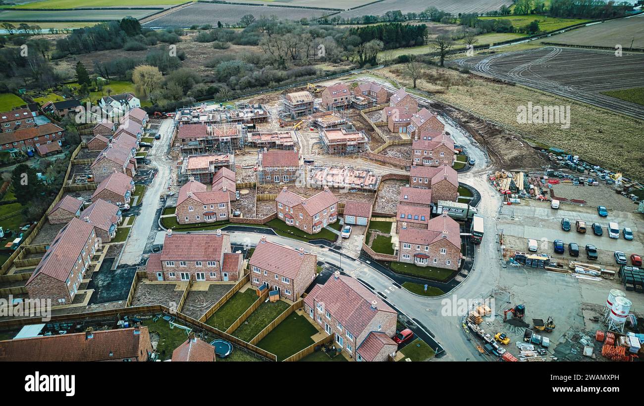 Luftaufnahme eines Vorstadtviertels mit Häusern, Straßen und Grünflächen. Stockfoto