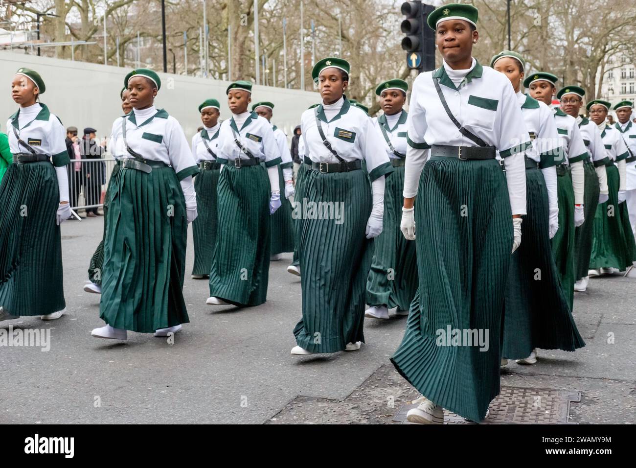 Künstler der Fanfare Kimbanguiste Brass Band machen sich auf den Weg zum Start der London New Year's Day Parade 2024. Stockfoto