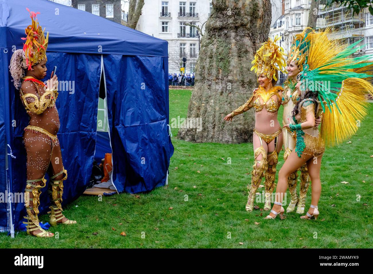 Mitglieder der London School of Samba bereiten sich auf die London New Year's Day Parade 2024 vor. Stockfoto