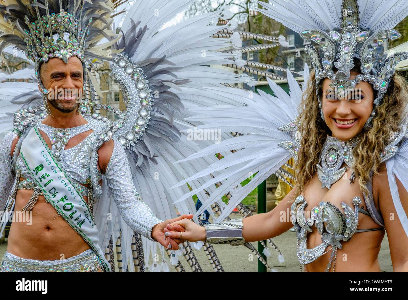 Mitglieder der London School of Samba bereiten sich auf die London New Year's Day Parade 2024 vor. Stockfoto