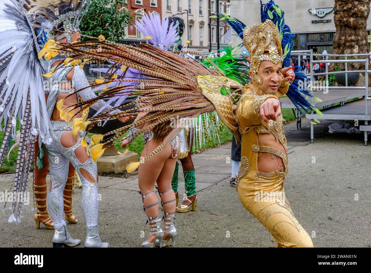 Mitglieder der London School of Samba bereiten sich auf die London New Year's Day Parade 2024 vor. Stockfoto