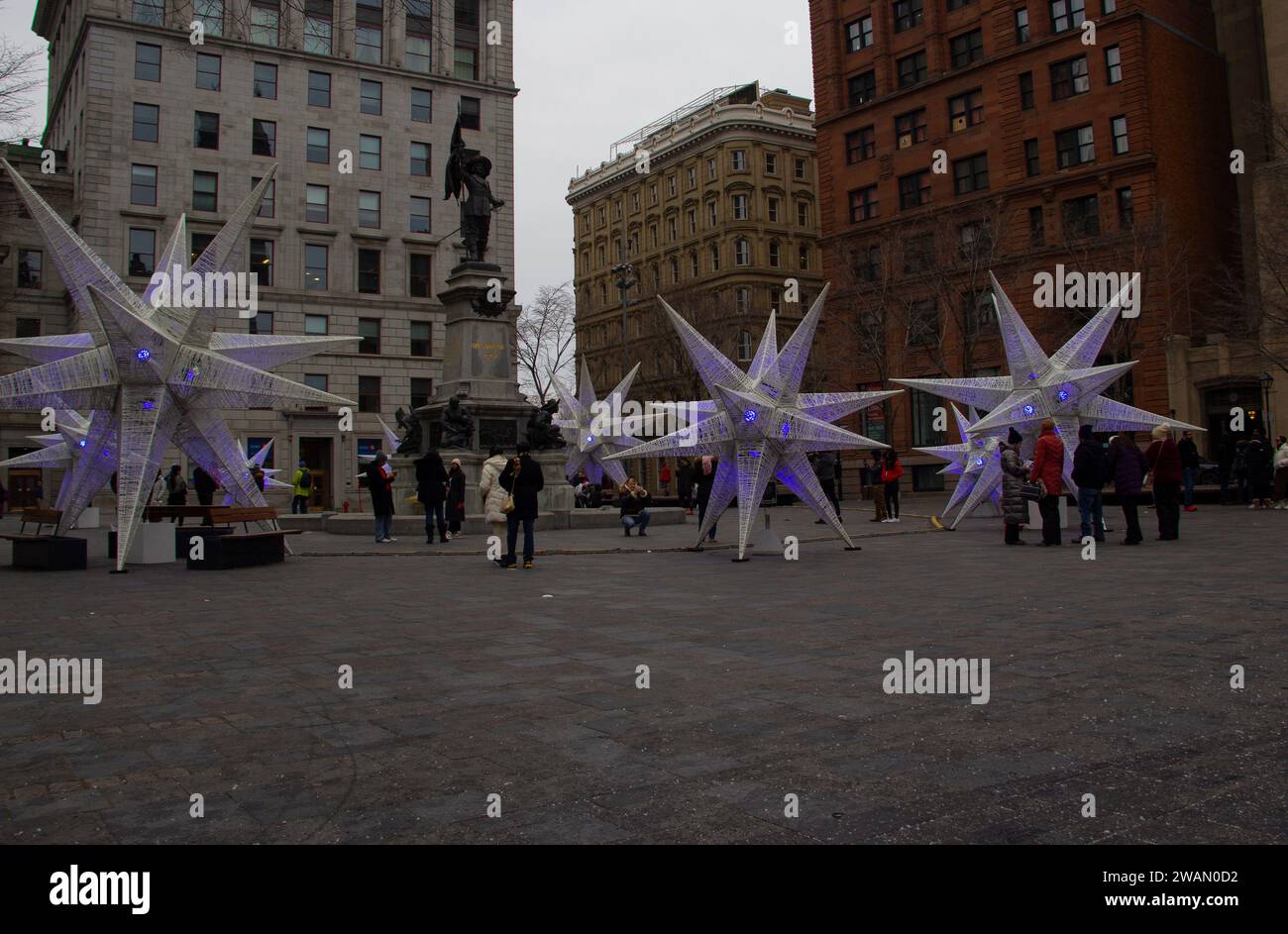 Weihnachtsdekoration auf einem alten Stadtplatz Stockfoto