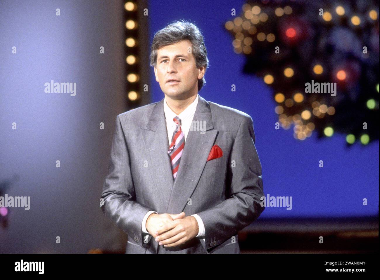 Enrico de Paruta TV-Moderator 04/88 hör Enrico de Paruta am 22. April 1988 in Bremerhaven in Mutter ist die beste Ausstrahlung am 8. April. Mai 1988, Muttertag TV Fernsehen Fernsehshow Show Fernsehgala Deutschland deutsch deutscher Mann Moderation Schauspiel Schauspieler Autor Produzent deutscher Moderator Schauspieler Autor quer halb stehen sprechend neutral Kulisse Deko *** Enrico de Paruta TV Moderator 04 88 Hören Enrico de Paruta am 22. April, 1988 in Bremerhaven in Mutter ist die Beste ausgestrahlt am 8. Mai 1988 wurde die TV-Fernsehsendung „Mothers Day“ Fernsehsendung Television Gala Germany German G gezeigt Stockfoto