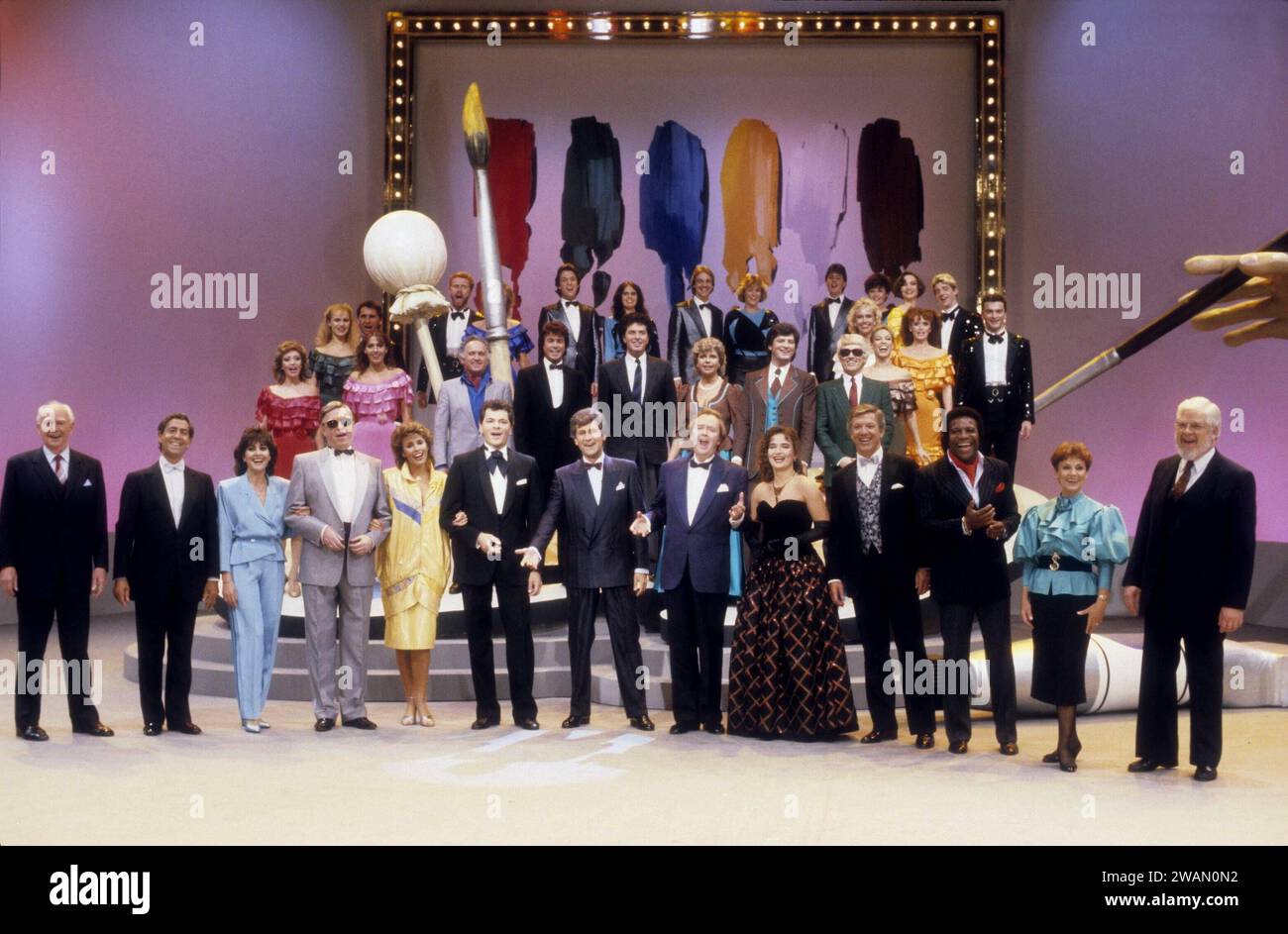 Fernsehshow so schön wird s nie wieder sein 10/86 Lie Enrico de Paruta oben, 4.v.re. im Oktober 1986 mit seinen Gästen in so schön wird s nie wieder sein TV Fernsehen Fernsehshow Show Fernsehgala Deutschland deutsch deutscher Mann Moderation Schauspiel Schauspieler Autor Produzent Sänger Sängerin Sängerinnen Frau Frauen Männer Schlager Schlagersängerin Bill Ramsey Paola Lolita Roberto Blanco René Kollo Wolfgang sauer Sonnenbrille Vico Torriani Marianne und Michael Freddy Breck Maria Traudl Winkler Steven Kimbrough Gavin du Porter Ulrike Steinsky Heino deutscher Moderator Schauspieler Stockfoto