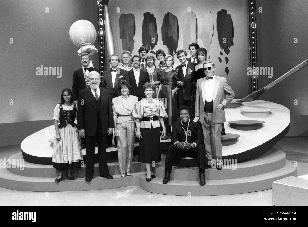 Fernsehshow so schön wird s nie wieder sein 10/86 Lie Enrico de Paruta oben, 4.v.re. im Oktober 1986 mit seinen Gästen in so schön wird s nie wieder sein TV Fernsehen Fernsehshow Show Fernsehgala Deutschland deutsch deutscher Mann Moderation Schauspiel Schauspieler Autor Produzent Sänger Sängerin Sängerinnen Frau Frauen Männer Schlager Schlagersängerin Bill Ramsey Paola Lolita Roberto Blanco René Kollo Wolfgang sauer Sonnenbrille Vico Torriani Marianne und Michael Freddy Breck Maria Traudl Winkler Steven Kimbrough Gavin du Porter Ulrike Steinsky deutscher Moderator Schauspieler schreiben Stockfoto