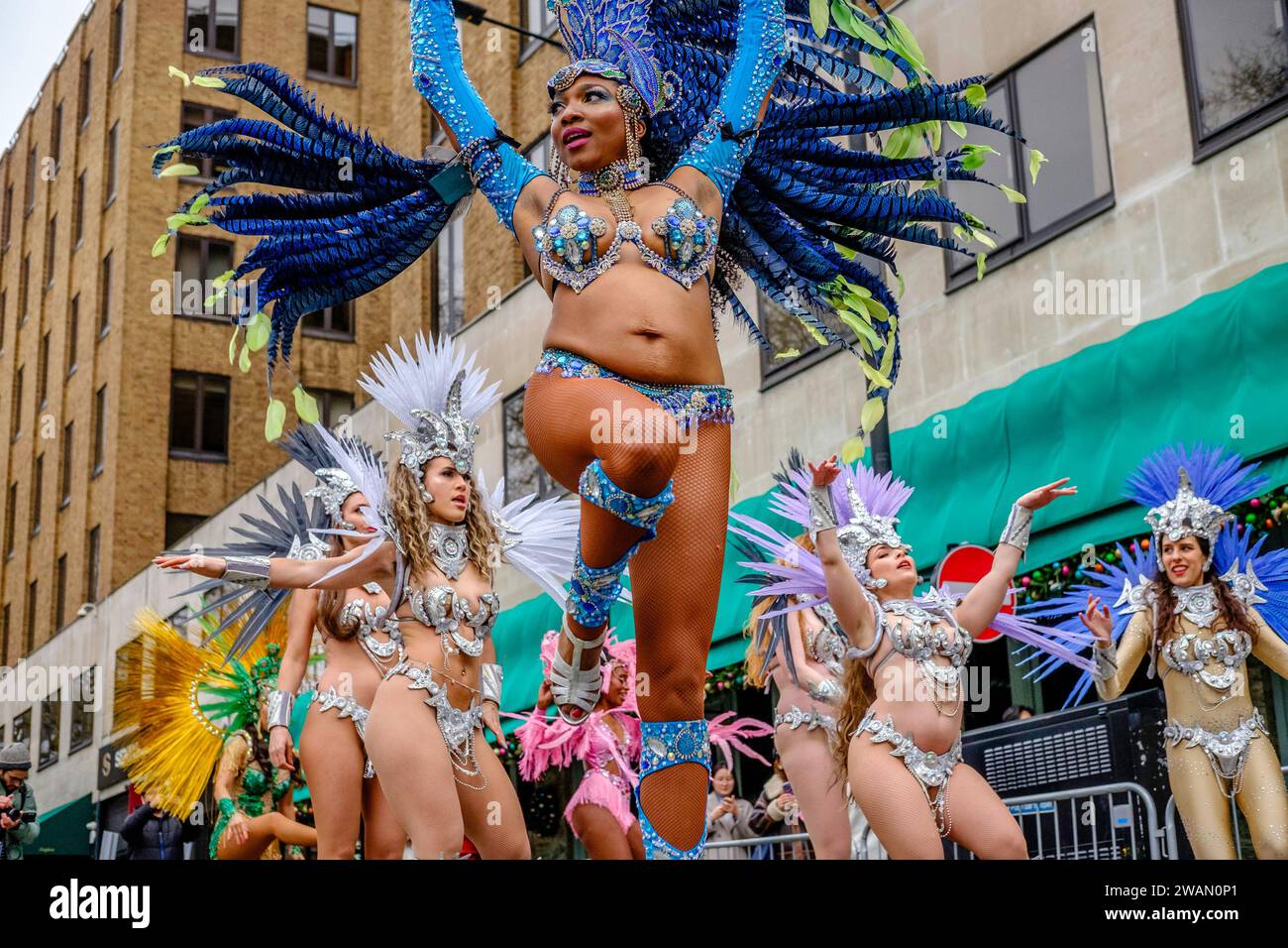 Mitglieder der London School of Samba machen sich auf den Weg zum Start der Strecke für die London New Year's Day Parade 2024. Stockfoto