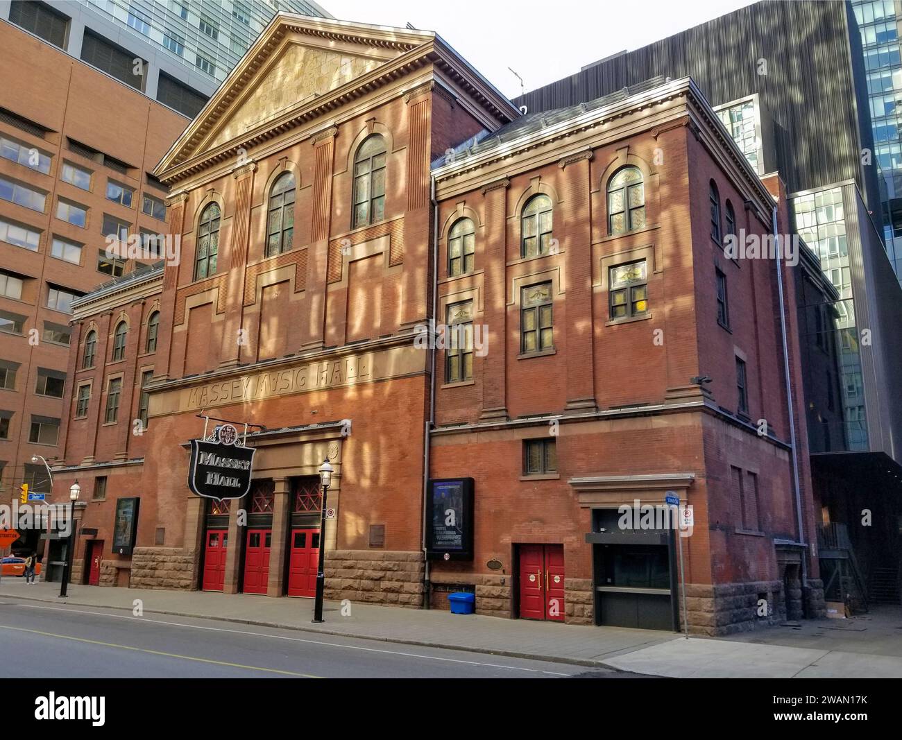 Das Wahrzeichen der Massey Hall, ein Zentrum für darstellende Künste, das international berühmt ist mit einer geschichtsträchtigen Geschichte in der Innenstadt von Toronto, Ontario, Kanada. Stockfoto