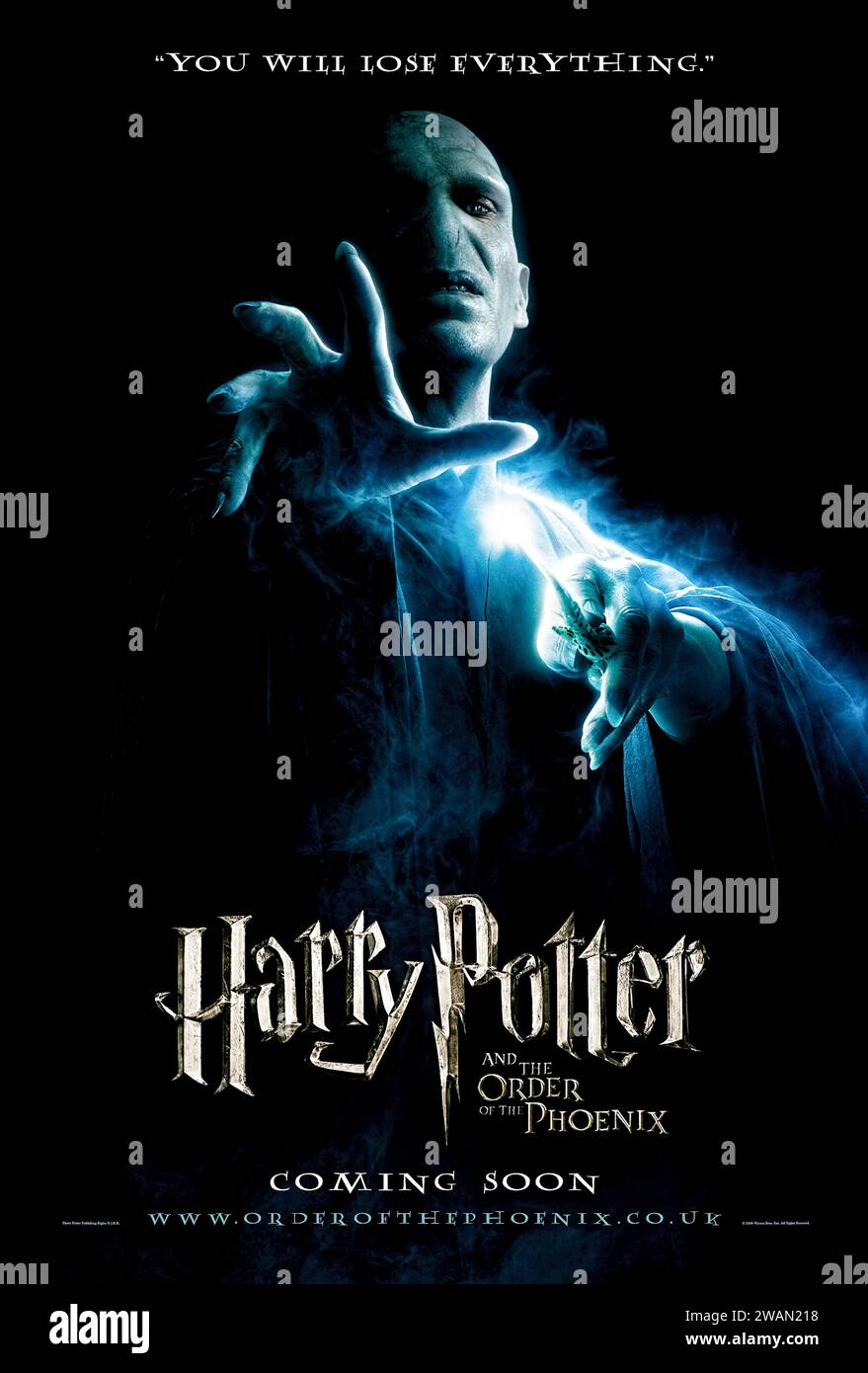 Harry Potter and the Order of the Phoenix (2007) von David Yates mit Daniel Radcliffe, Emma Watson und Rupert Grint. Als ihre Warnung vor Lord Voldemorts Rückkehr verspottet wurde, werden Harry und Dumbledore von den Zauberern angegriffen, als ein autoritärer Bürokrat langsam die Macht in Hogwarts übernimmt. Foto eines Original-Posters aus dem Jahr 2007. ***NUR REDAKTIONELLE VERWENDUNG*** Credit: BFA / Warner Bros Stockfoto