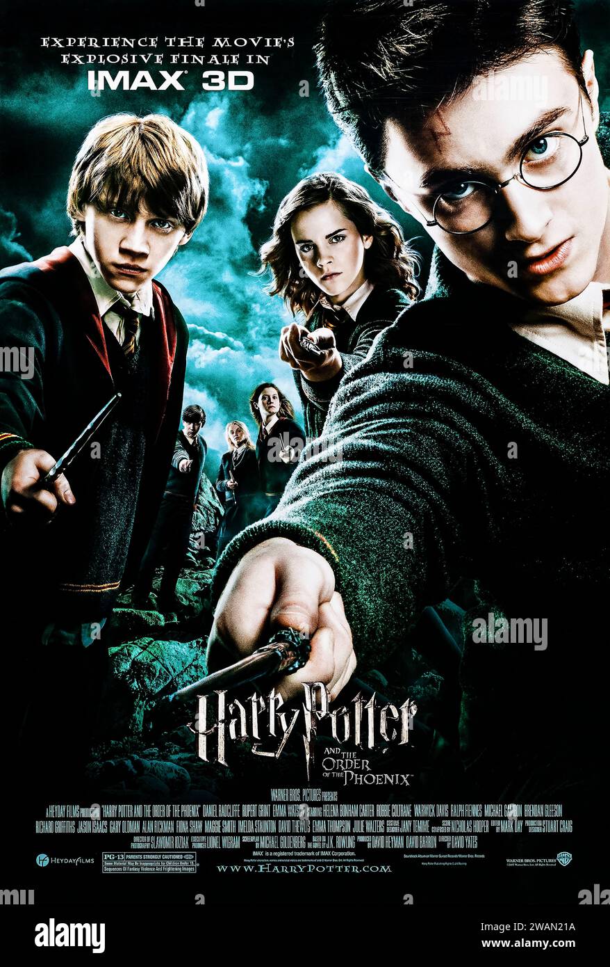 Harry Potter and the Order of the Phoenix (2007) von David Yates mit Daniel Radcliffe, Emma Watson und Rupert Grint. Als ihre Warnung vor Lord Voldemorts Rückkehr verspottet wurde, werden Harry und Dumbledore von den Zauberern angegriffen, als ein autoritärer Bürokrat langsam die Macht in Hogwarts übernimmt. Foto eines Original-Posters aus dem Jahr 2007 (US-1-Blatt). ***NUR REDAKTIONELLE VERWENDUNG*** Credit: BFA / Warner Bros Stockfoto
