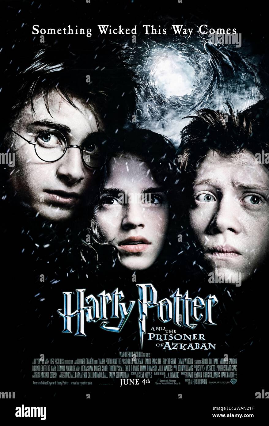 Harry Potter und der Gefangene von Azkaban (2004) unter der Regie von Alfonso Cuarón mit Daniel Radcliffe, Emma Watson und Rupert Grint. Harry Potter, Ron und Hermine kehren für ihr drittes Studienjahr an die Hogwarts School of Witchcraft and Wizardry zurück, wo sie in das Geheimnis um einen entflohenen Gefangenen eintauchen, der eine gefährliche Bedrohung für den jungen Zauberer darstellt. Foto eines Original-Posters aus dem Jahr 2004 (US-1-Blatt). ***NUR REDAKTIONELLE VERWENDUNG*** Credit: BFA / Warner Bros Stockfoto