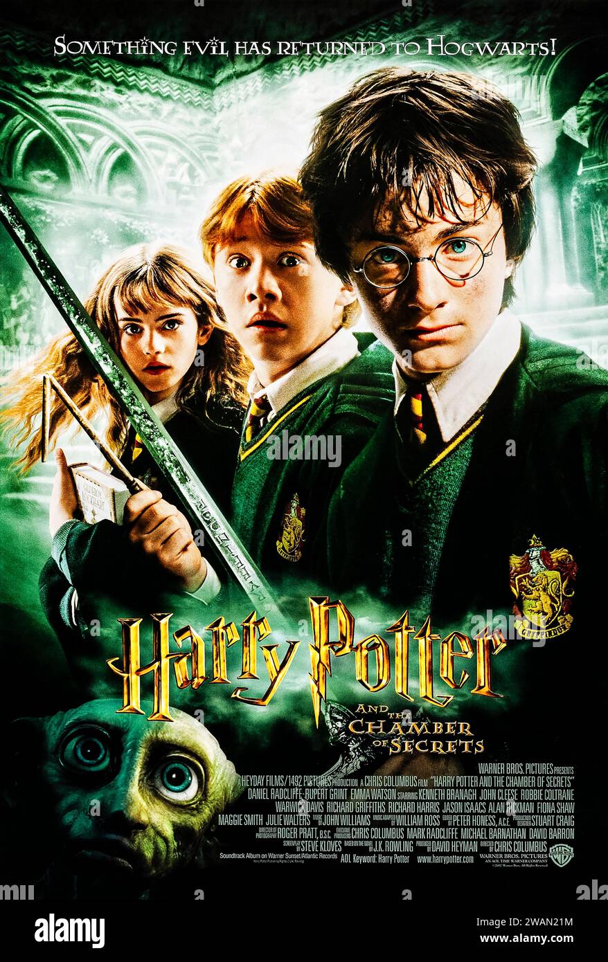 Harry Potter and the Chamber of Secrets (2002) von Chris Columbus mit Daniel Radcliffe, Emma Watson und Rupert Grint. Eine alte Prophezeiung scheint wahr zu werden, als eine mysteriöse Präsenz beginnt, die Gänge einer Zauberschule zu verfolgen und ihre Opfer gelähmt zu lassen. Foto eines Original-Posters aus dem Jahr 2002 (US-1-Blatt). ***NUR REDAKTIONELLE VERWENDUNG*** Credit: BFA / Warner Bros Stockfoto
