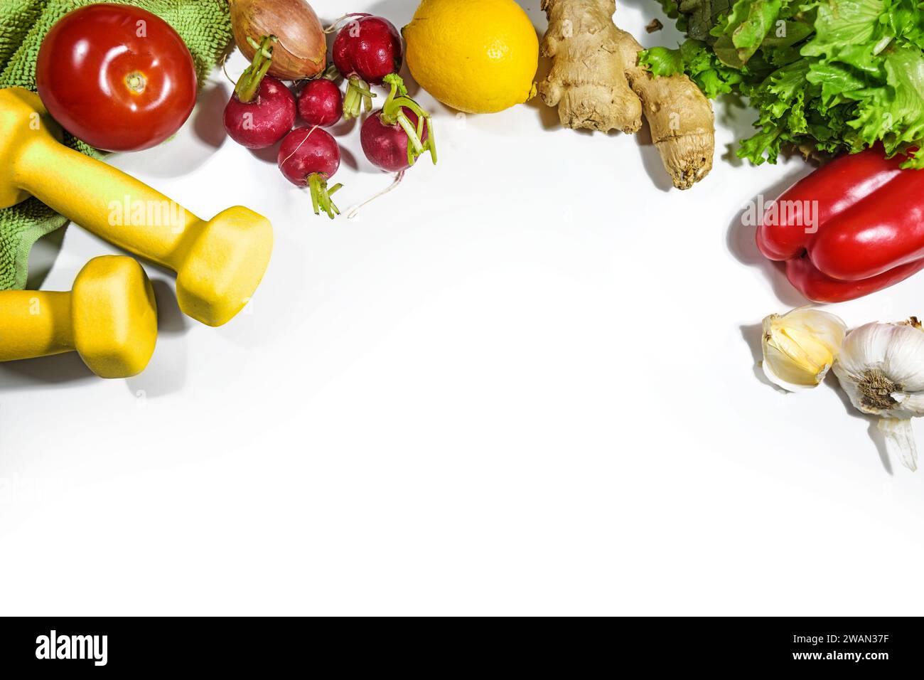 Kurzhanteln, Gemüse und Salat, Fitnesskonzept für eine gesunde vegetarische Schlankheitsdiät und Sporttraining, Draufsicht von oben auf einem weißen Hintergras Stockfoto