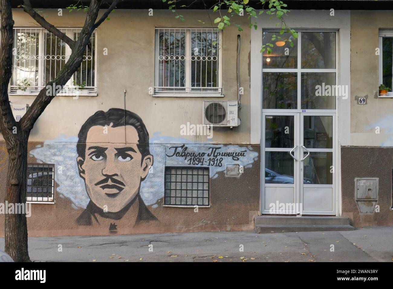 Wandgemälde mit Gavrilo Princip im Zentrum von Belgrad Stockfoto