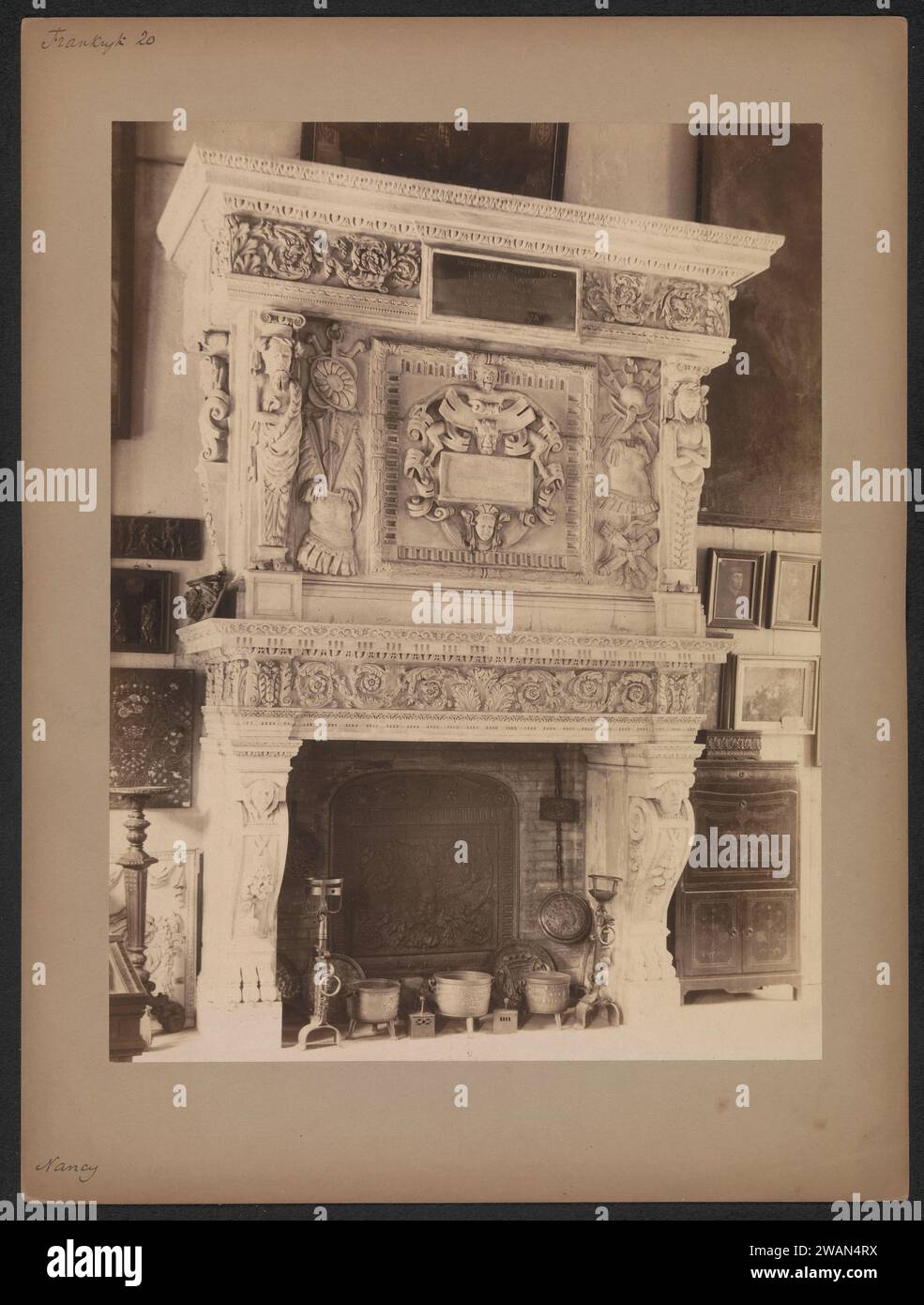 Dekorierter Kaminmantel, vermutlich im Palais Ducal in Nancy, Anonym, 1850 - 1900 Foto Nancy (möglicherweise) Pappe. Fotografischer Trägeralbumendruck Kaminstück, Kaminstück Stockfoto