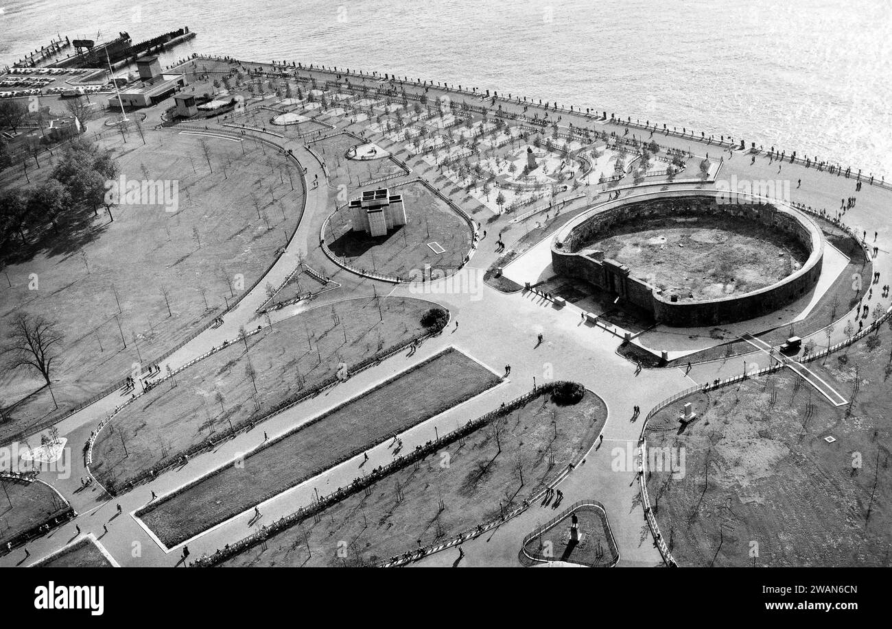 Blick aus der Höhe auf Battery Park und Shell des alten New York Aquariums im Castle Garden, New York City, New York, USA, Angelo Rizzuto, Anthony Angel Collection, Herbst 1953 Stockfoto
