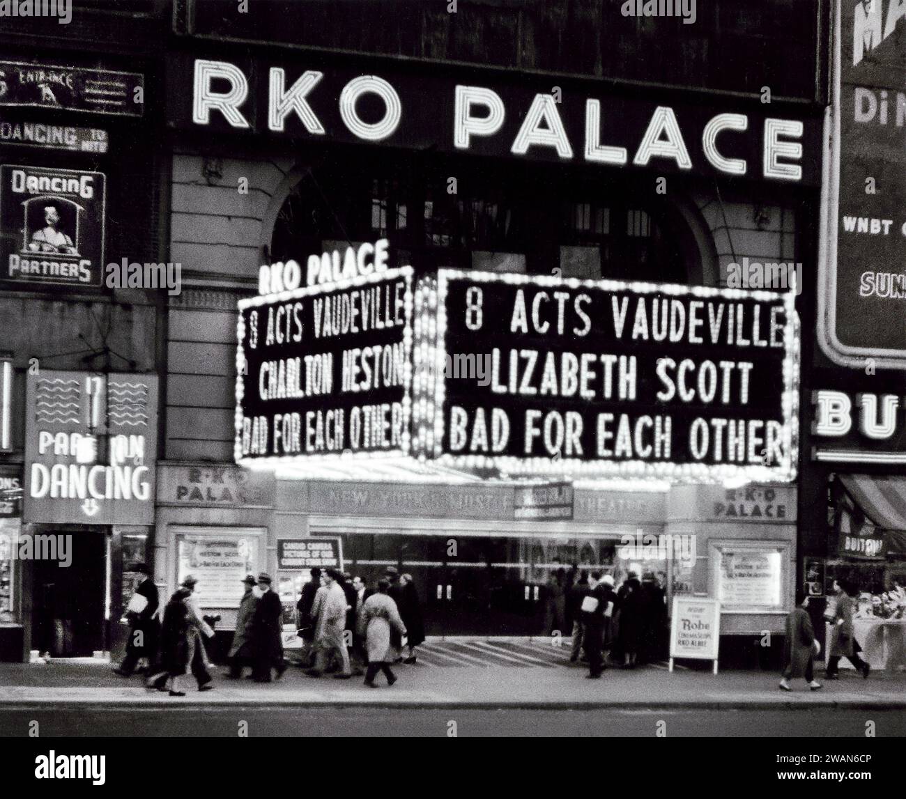 Straßenblick auf das RKO Palace Theater, Broadway, Midtown Manhattan, New York City, New York, USA, Angelo Rizzuto, Anthony Angel Collection, 1953 Stockfoto