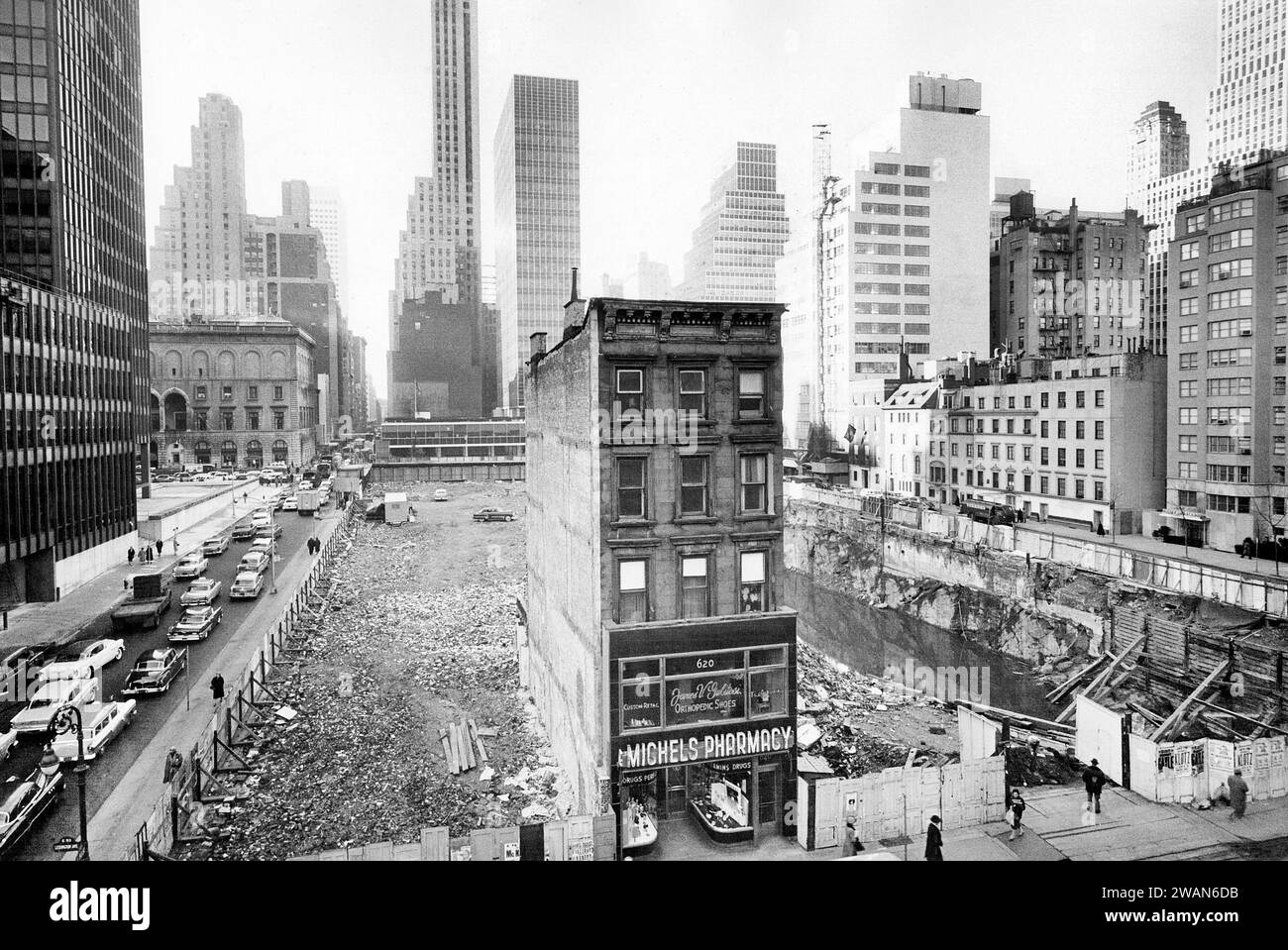 Einzelgebäude auf leerstehendem Grundstück, Lever House (rechts) und Racquet and Tennis Club (links) im Hintergrund, Lexington Avenue zwischen 53rd und 54th Street, New York City, New York, USA, Angelo Rizzuto, Anthony Angel Kollektion Stockfoto