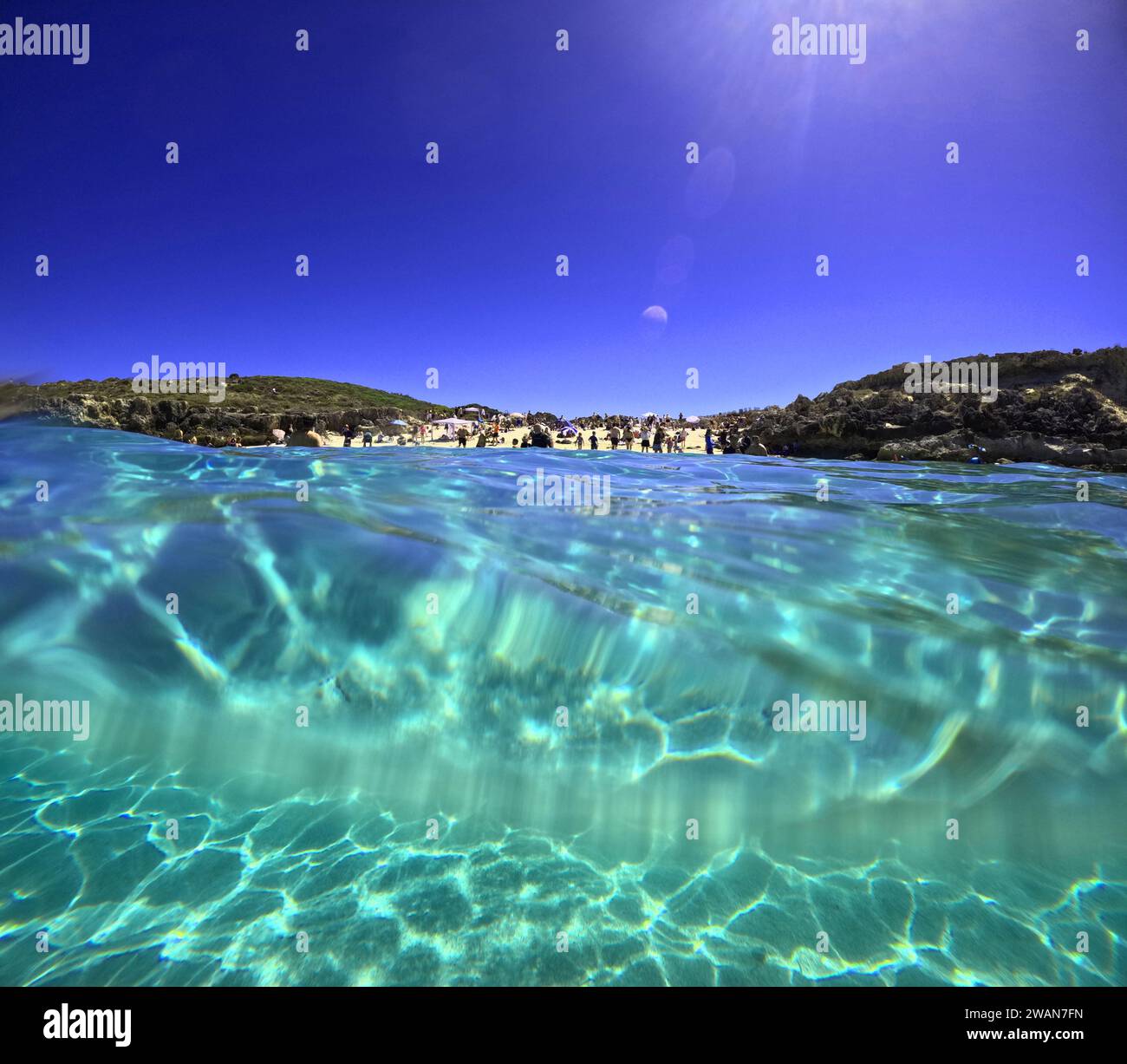 Viele Menschen am Strand von Little Salmon Bay, Rottnest Island, Western Australia. Kein MR Stockfoto