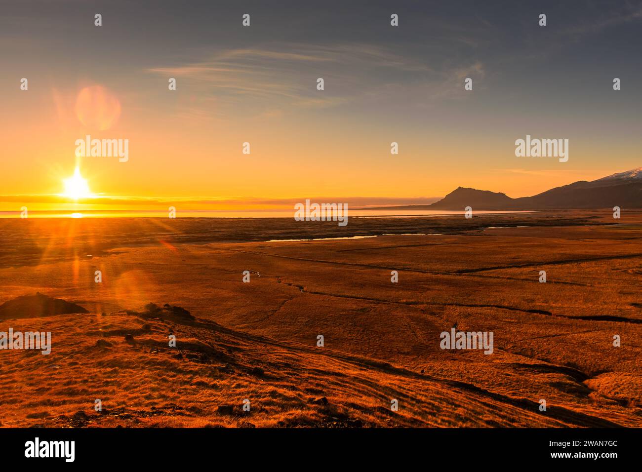Sonnenuntergang über den Wiesen der Snaefellsness Peninsula, Island Stockfoto