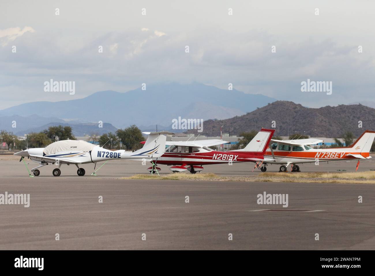 Flugzeuge landen auf dem Falcon Field Stockfoto