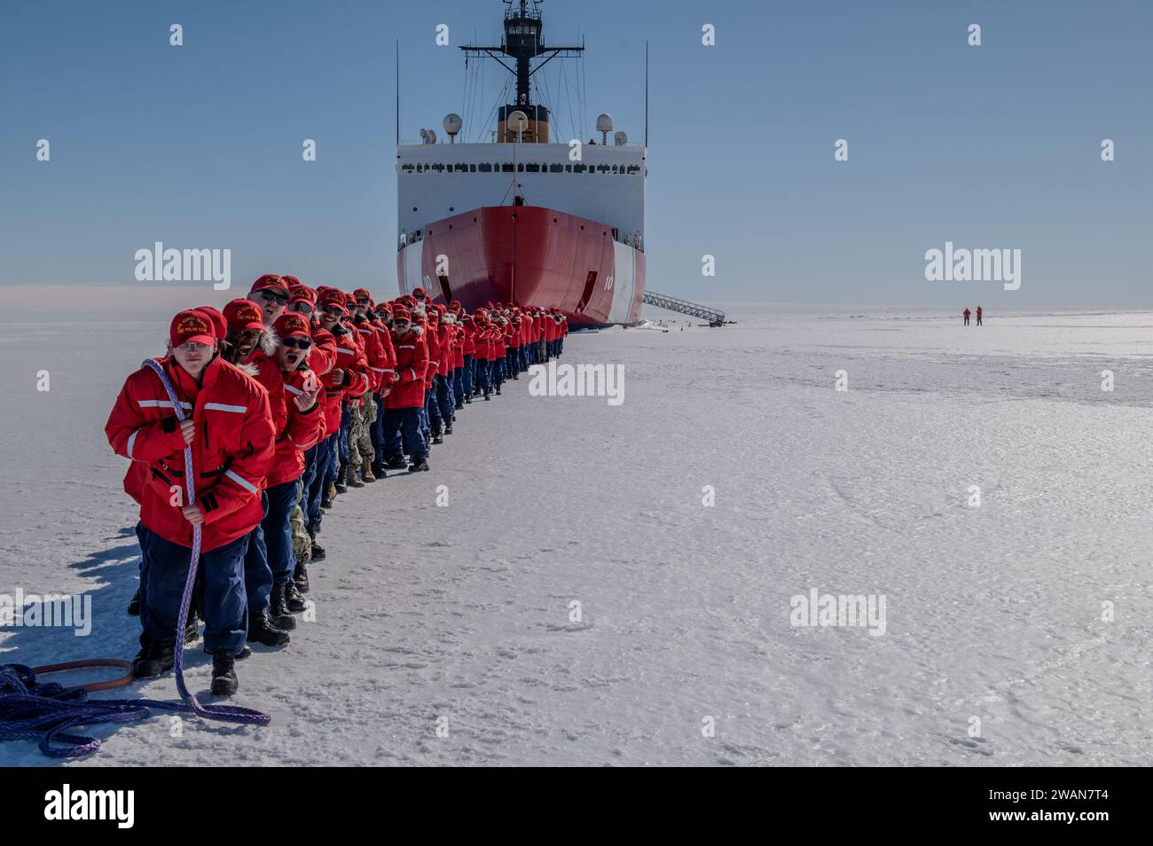 Die Crew des U.S. Coast Guard Cutter Polar Star (WAGB 10) „schleppt“ den Cutter auf dem Schnelleis im McMurdo Sound, Antarktis, 29. Dezember 2023. Die Unterstützung des US-Militärs für die antarktische Forschung begann 1955. Das US-Indo-Pacific Command leitet weiterhin das Team der Joint Task Force-Support Forces Antarctica bei der Bereitstellung logistischer Unterstützung für das US-Antarktis-Programm. (Foto der US-Küstenwache von Petty Officer 3rd Class Ryan Graves) Stockfoto Die Crew des U.S. Coast Guard Cutter Polar Star (WAGB 10) „schleppt“ den Cutter auf dem Schnelleis im McMurdo Sound, Antarktis, 29. Dezember 2023. Die Unterstützung des US-Militärs für die antarktische Forschung begann 1955. Das US-Indo-Pacific Command leitet weiterhin das Team der Joint Task Force-Support Forces Antarctica bei der Bereitstellung logistischer Unterstützung für das US-Antarktis-Programm. (Foto der US-Küstenwache von Petty Officer 3rd Class Ryan Graves) Stockfoto