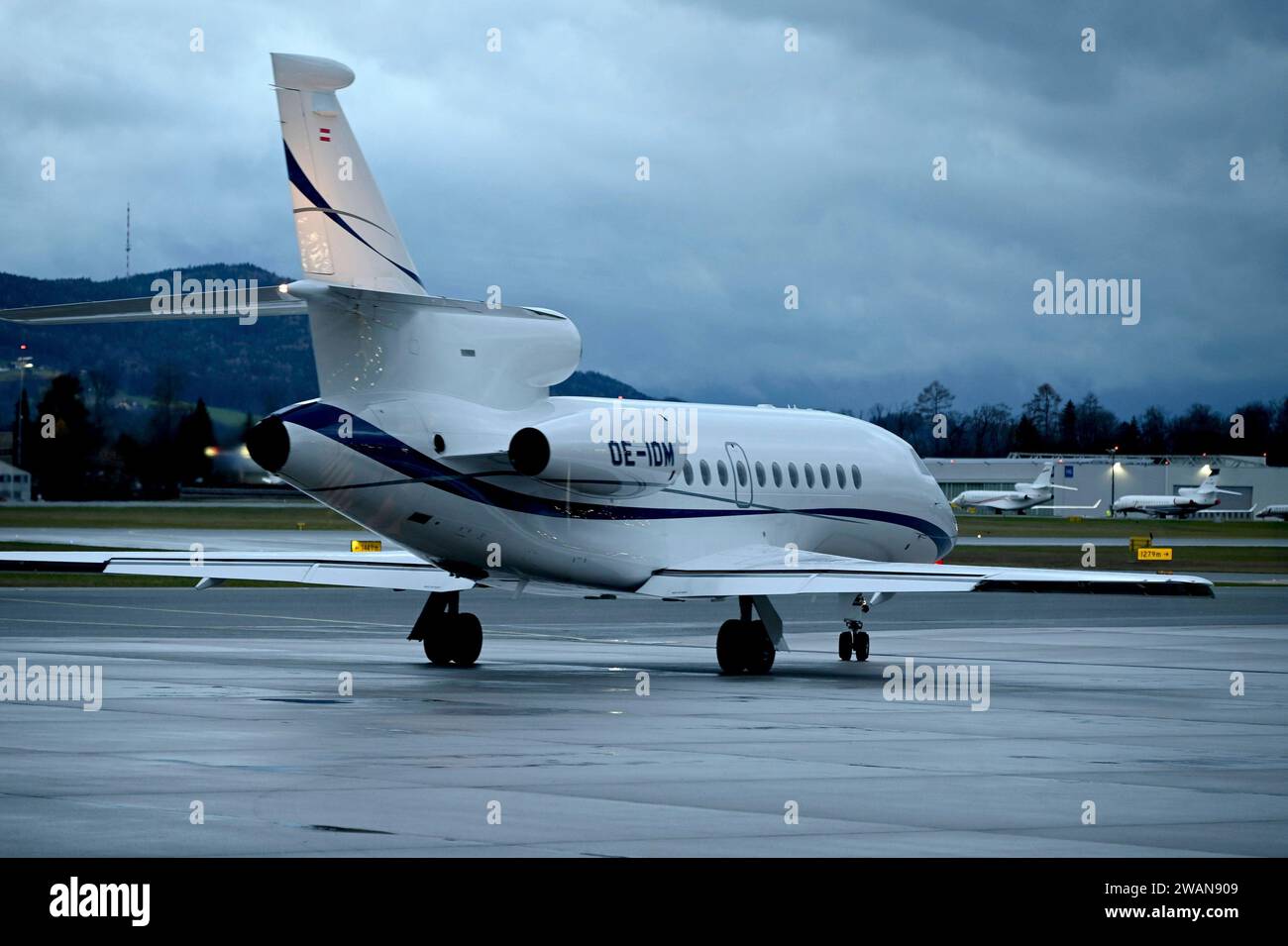 05.01.2024, Salzburg, AUT, unterwegs in Salzburg, Themenbild, Symbolbild, Winter, Weihnachtszeit, Hangar 7, Verschiedene Symbolbilder, verschiedene Themenbilder, Weihnachten, Symbolbild, im Bild verschiedene Ansichten, Hangar7, Hangar 7, Hänger, Red Bull, Flugzeuge, Flugzeug, *** 05 01 2024, Salzburg, AUT, unterwegs in Salzburg, Themenbild, Symbolbild, Winter, Weihnachtszeit, Hangar 7, verschiedene Symbolbilder, verschiedene Themenbilder, Weihnachten, Symbolbild, im Bild verschiedene Ansichten, Hangar7, Hangar 7, Hanger, Red Bull, Flugzeuge, Flugzeuge, Stockfoto