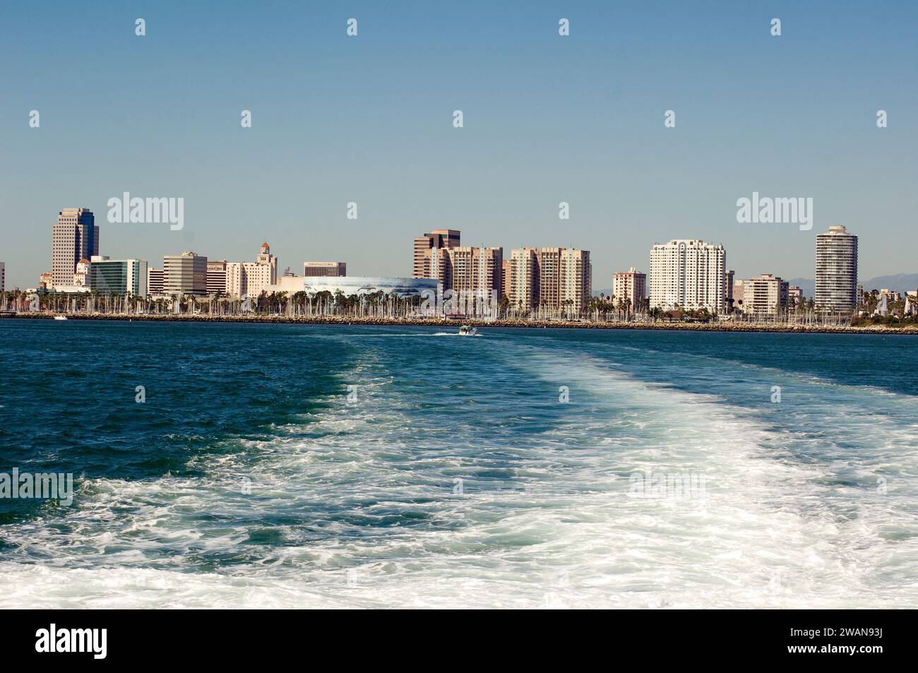 Die Fahrt einer Fähre mit dem Cataline Express, die Long Beach Harbor verließ, fuhr nach Catalina Island, Kalifornien, USA Stockfoto