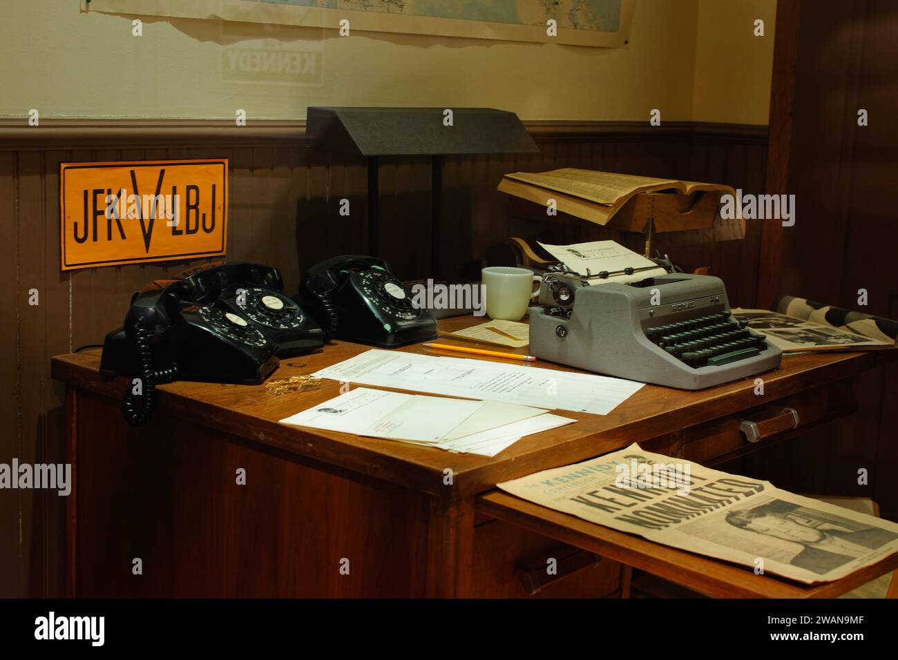 John F. Kennedy Presidential Library Boston, Massachusetts – Eine simulierte Darstellung eines aktiven Schreibtisches im Büro der JFK-Kampagne mit Telefon Stockfoto