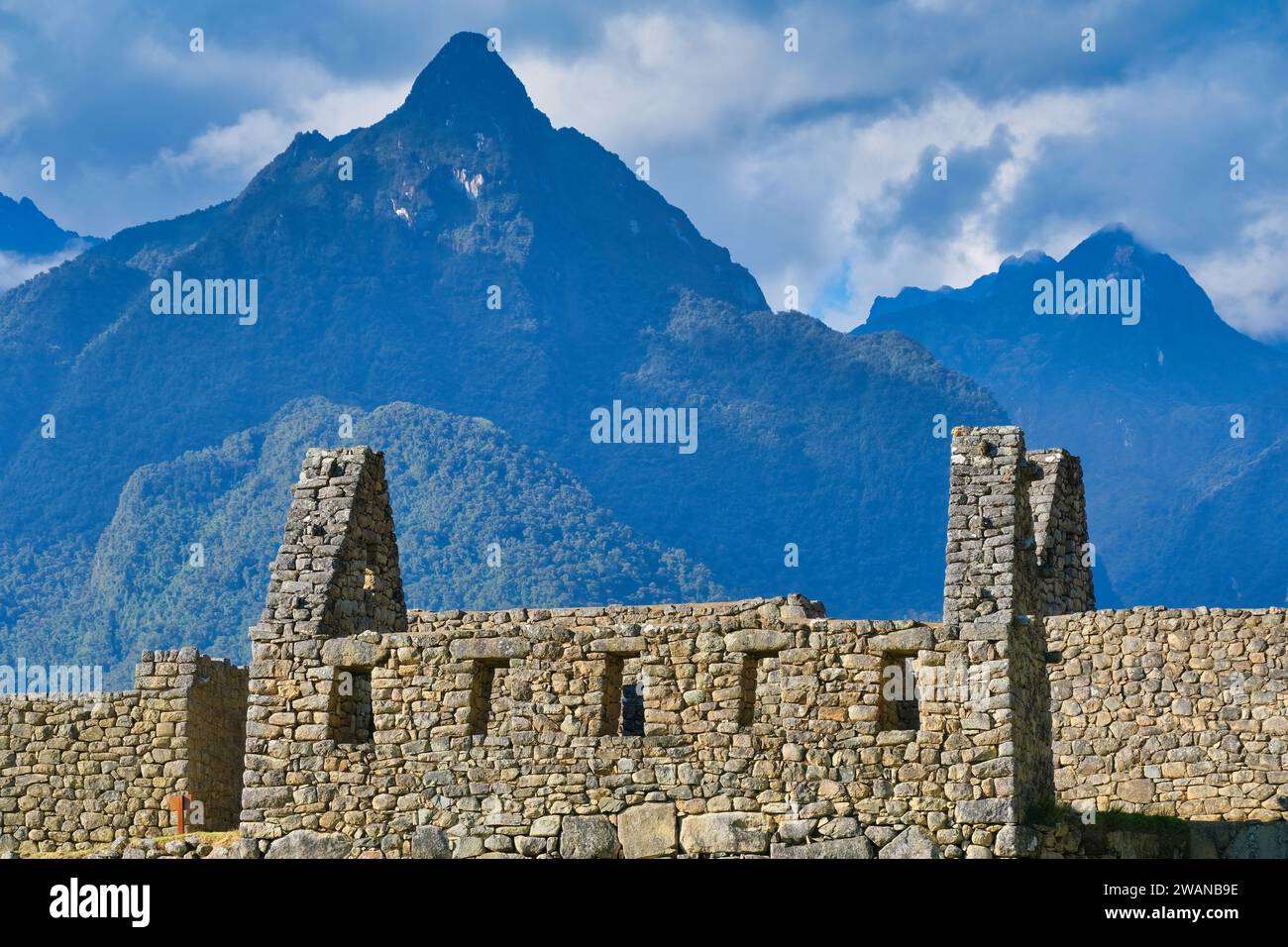 Die Inkas waren Anpassungsingenieure und konnten die gesamte Zitadelle von Machu Picchu ohne Mörtel bauen. Stattdessen wurde ein spezieller Techni verwendet Stockfoto